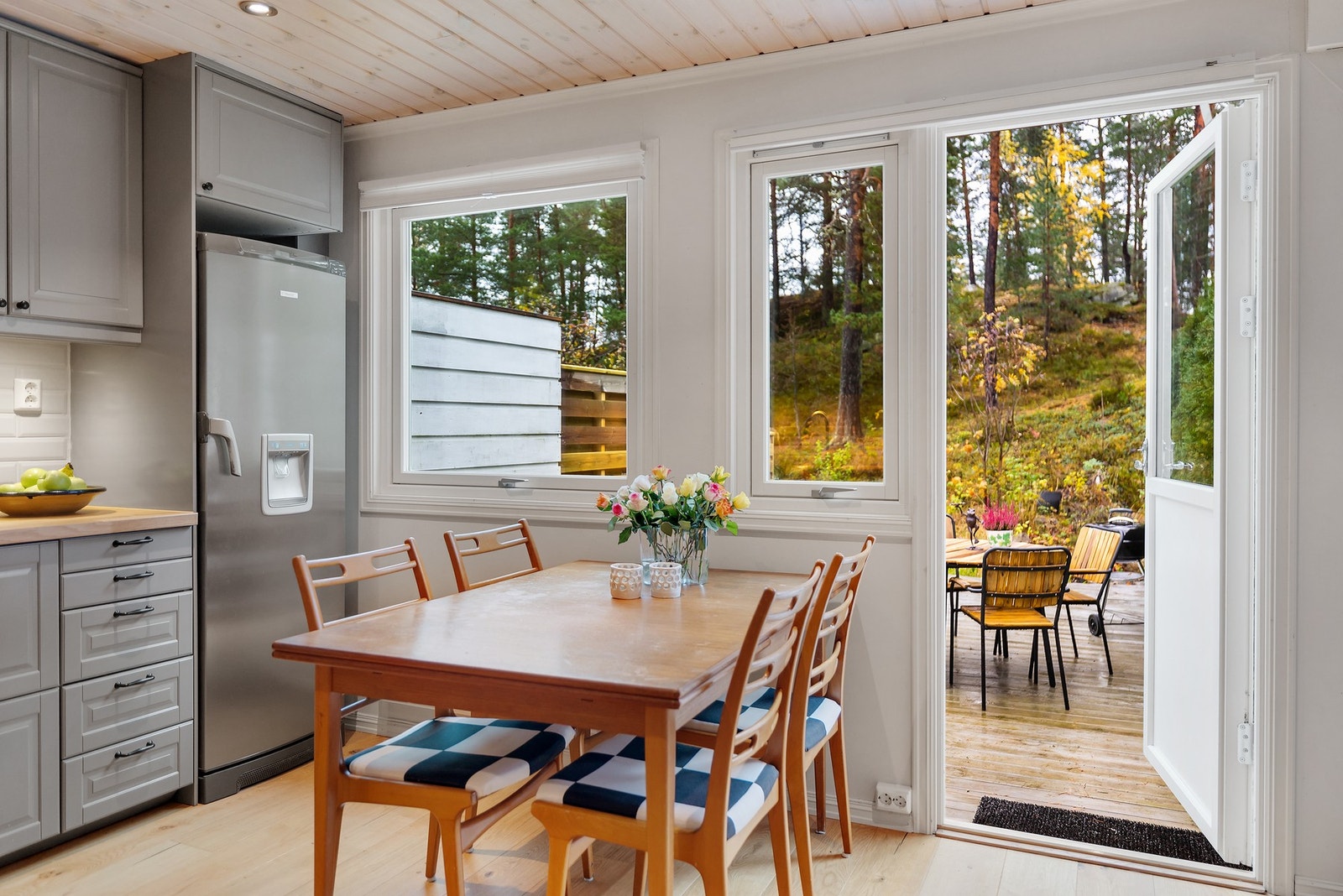 Hyggelig spiseplass med utsikt til skogen og friområder. Galleribilde