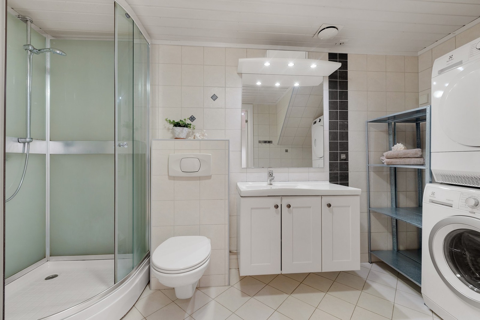 Praktisk innredet med opplegg for vaskemaskin. Galleribilde