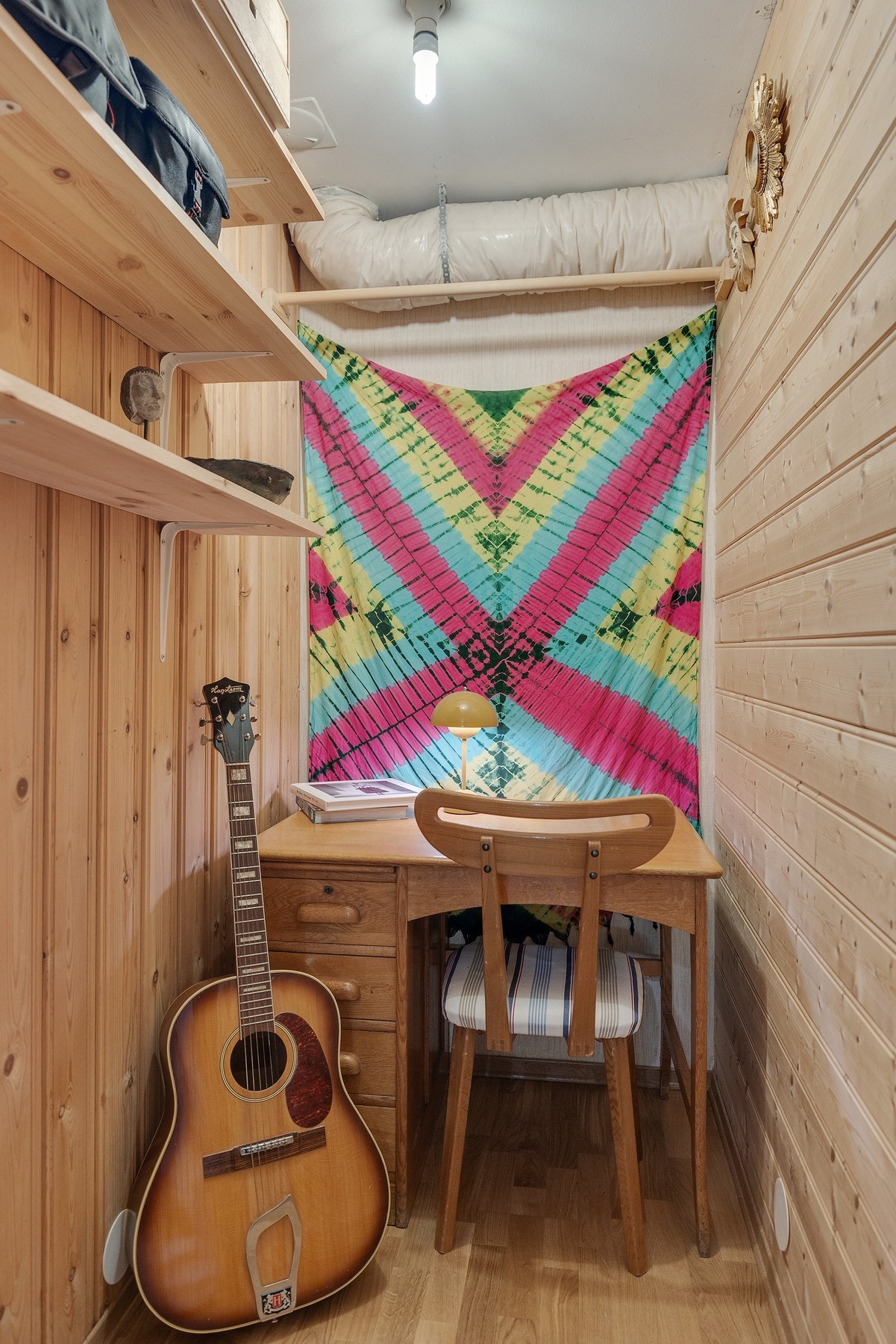 Praktisk og smart kontorplass på soverommet. Galleribilde