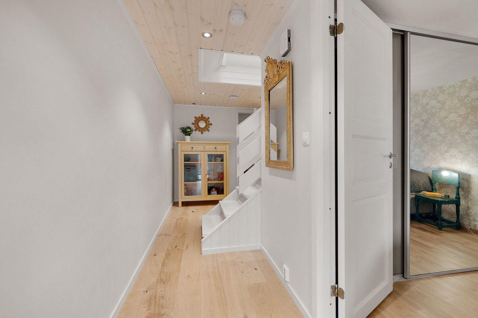 Soveromsgangen med trappen opp til 2. etasjen. Galleribilde