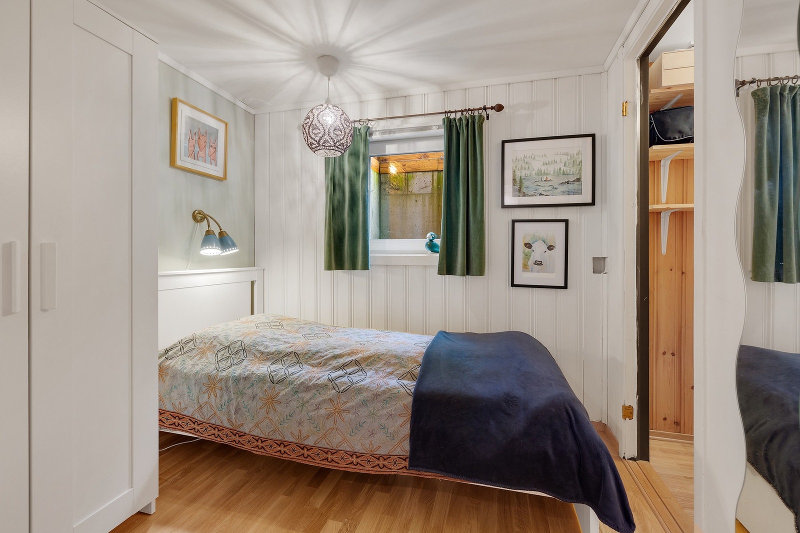 Soverov nr. 2 med garderobeplass. Galleribilde