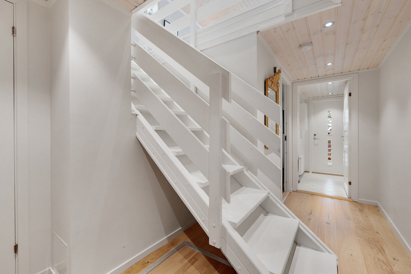 Trappeløp/gangen fra 1. etasjen. Galleribilde