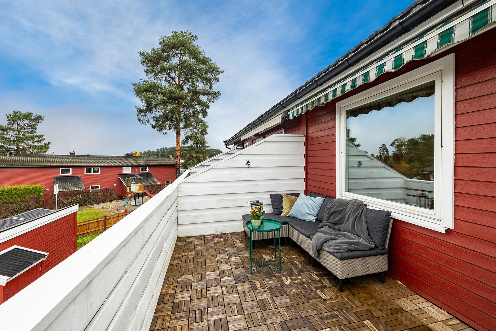 Terrassen har stor markise og god plass til sittegruppe. Galleribilde