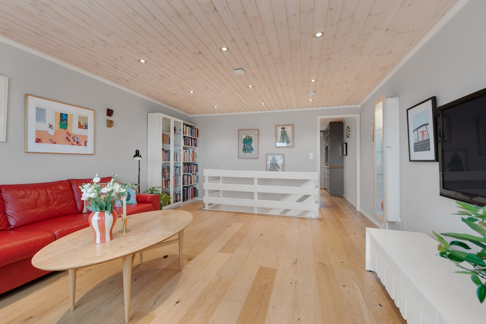 Fra stuen kommer en videre inn til det romslige kjøkkenet. Galleribilde