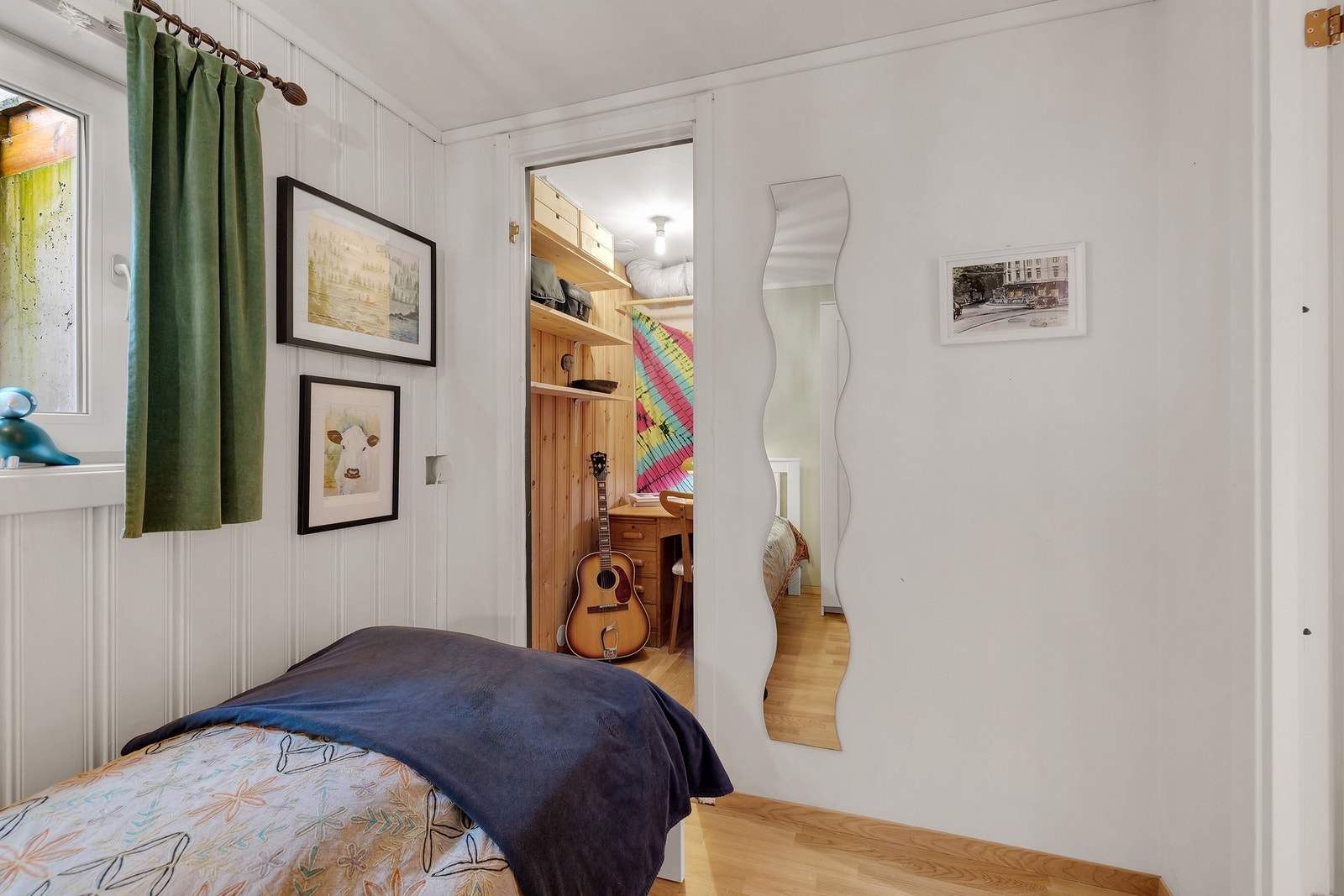 Her er det også mulig for walk in closet. Eller som her innredet som en kontorplass. Galleribilde