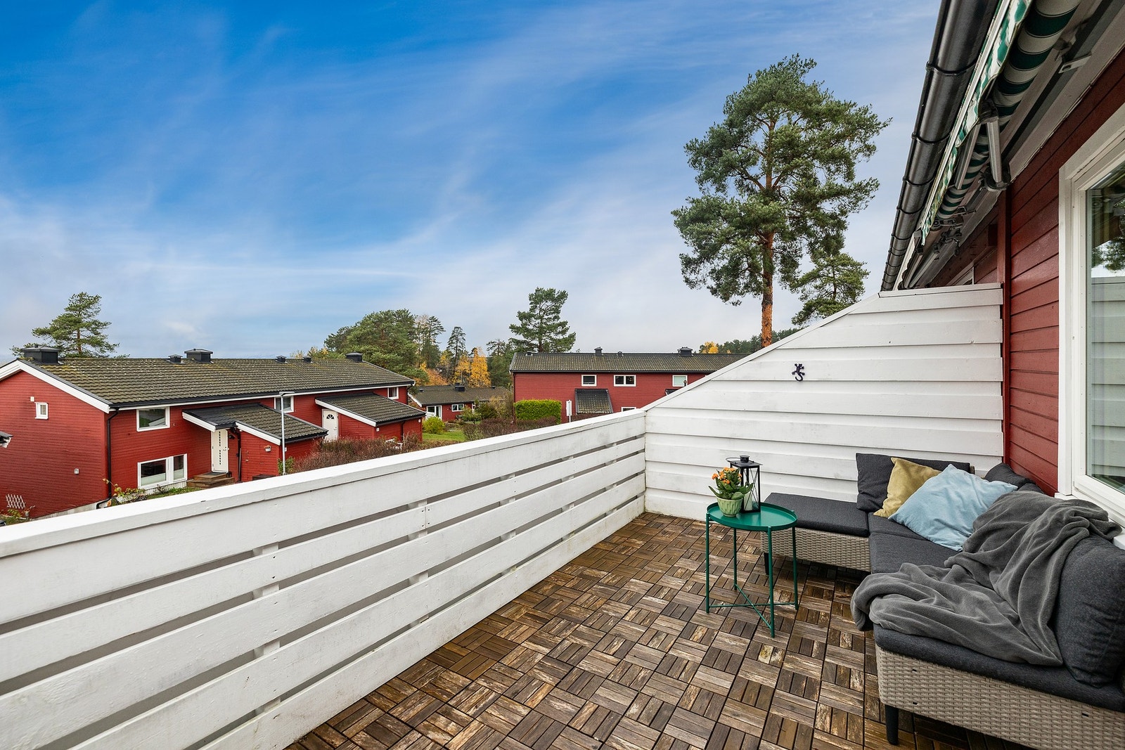 Fra stuen kommer en ut til en stor og vestvendt terrasse med flott utsikt. Galleribilde