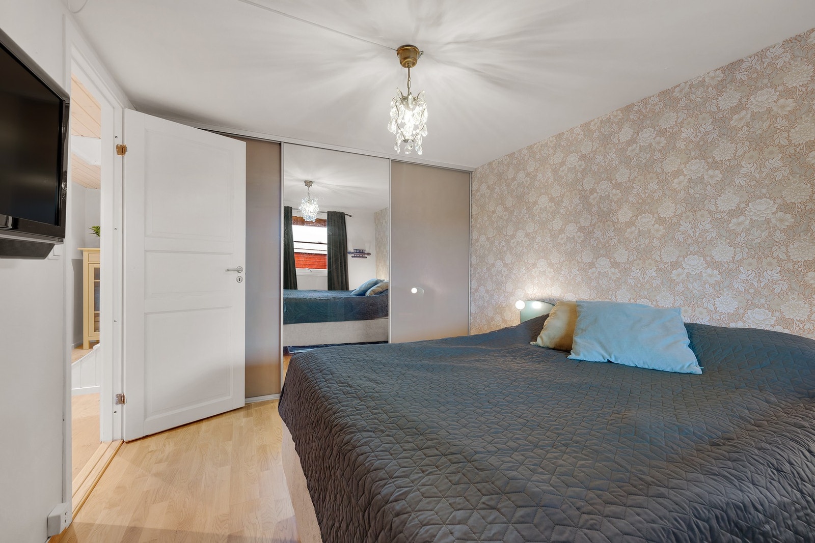 Praktisk skyvedørsgarderobe med god plass. Galleribilde