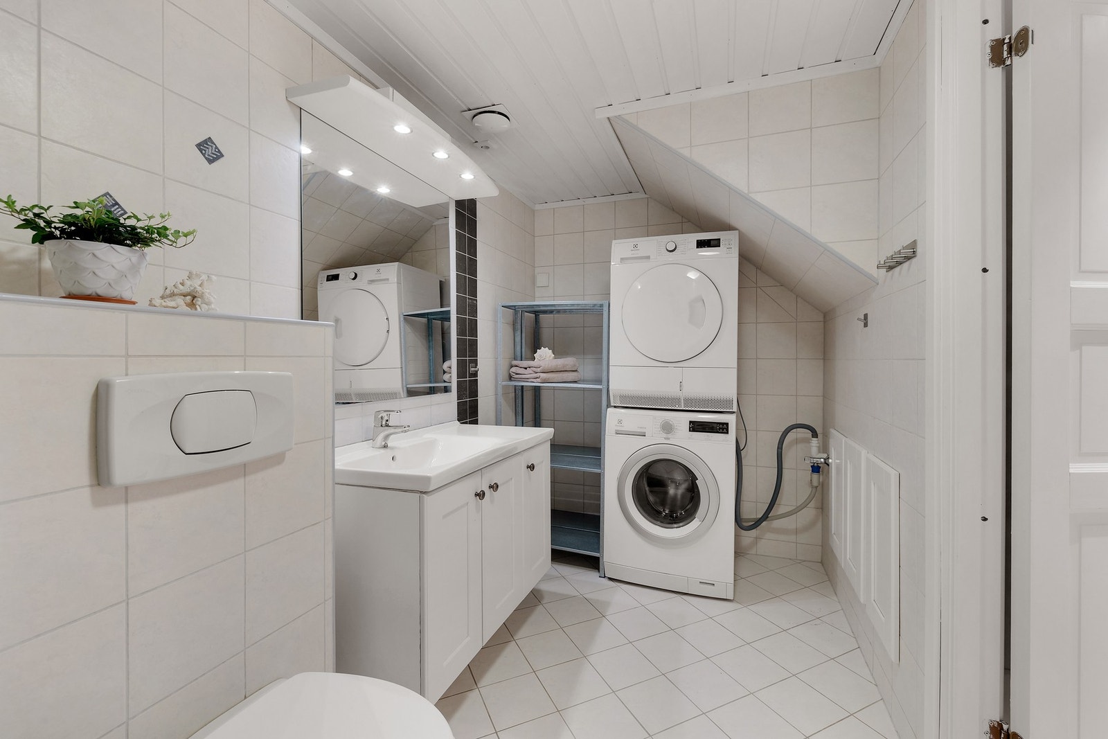 Delikat og romslig baderom. Galleribilde