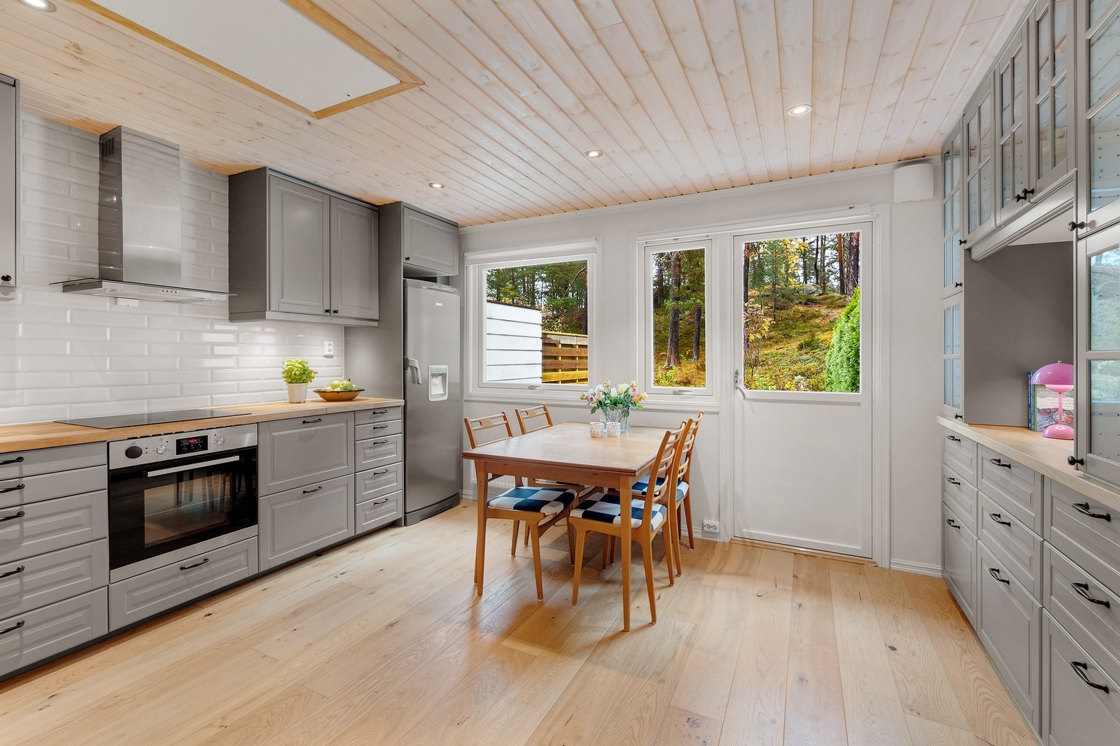 Stort og velholdt kjøkken med hyggelig spiseplass. Galleribilde