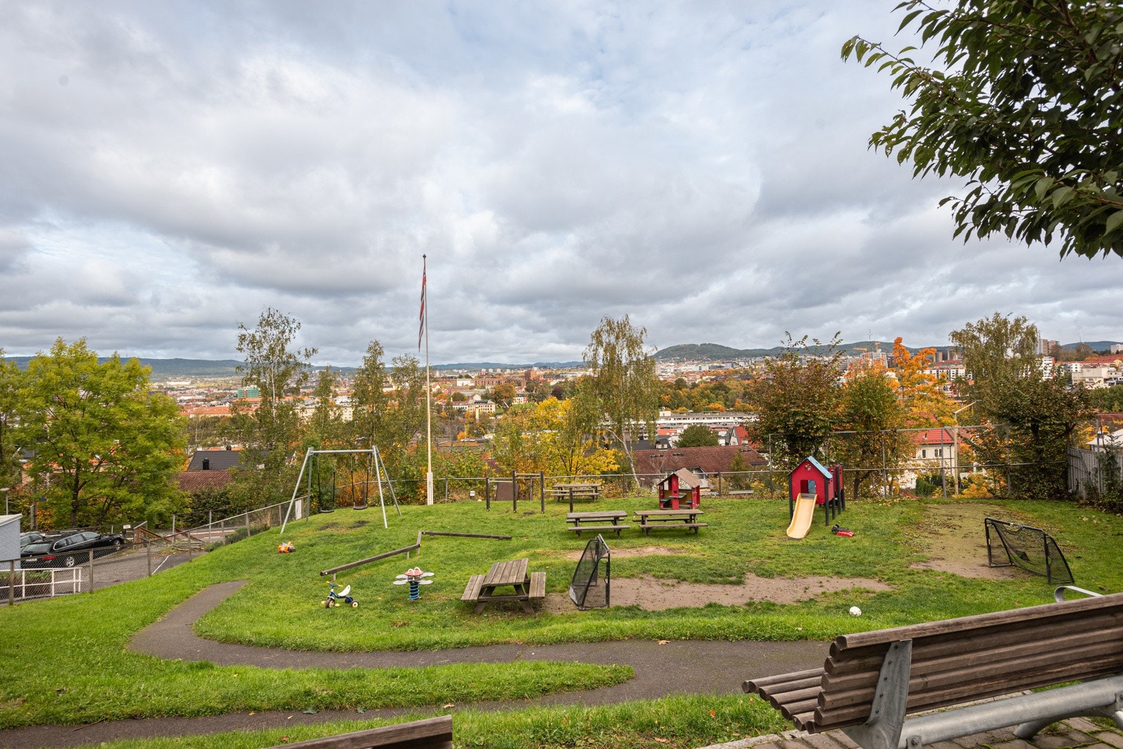 Stor lekeplass for barn med godt utvalg av lekeapparater. Omgivelsene har en fredelig atmosfære, til tross for at sentrumskjernen bare er få minutter unna. Galleribilde