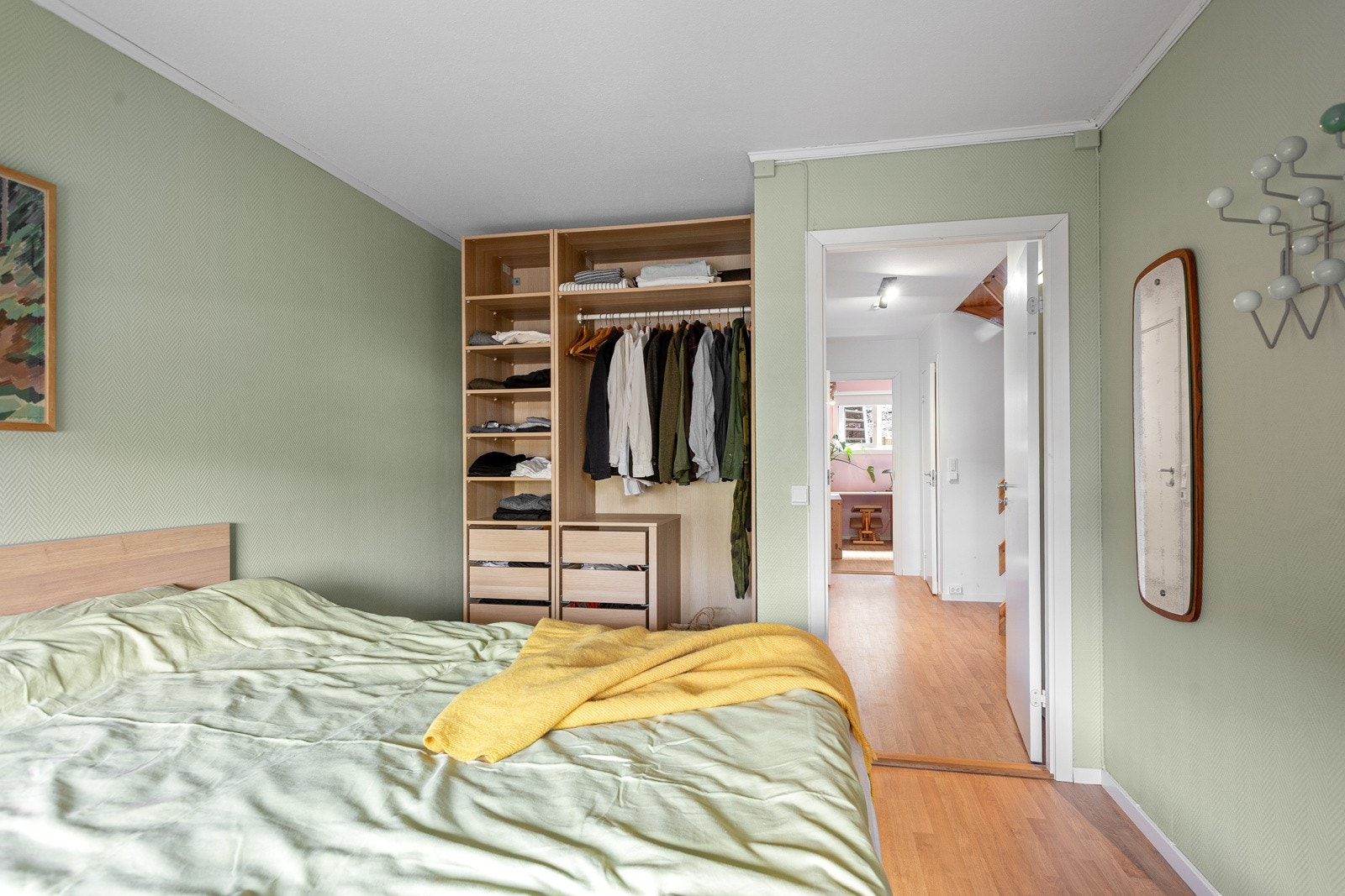 På soverommet er det god plass til dobbeltseng og en garderobenisje. Galleribilde