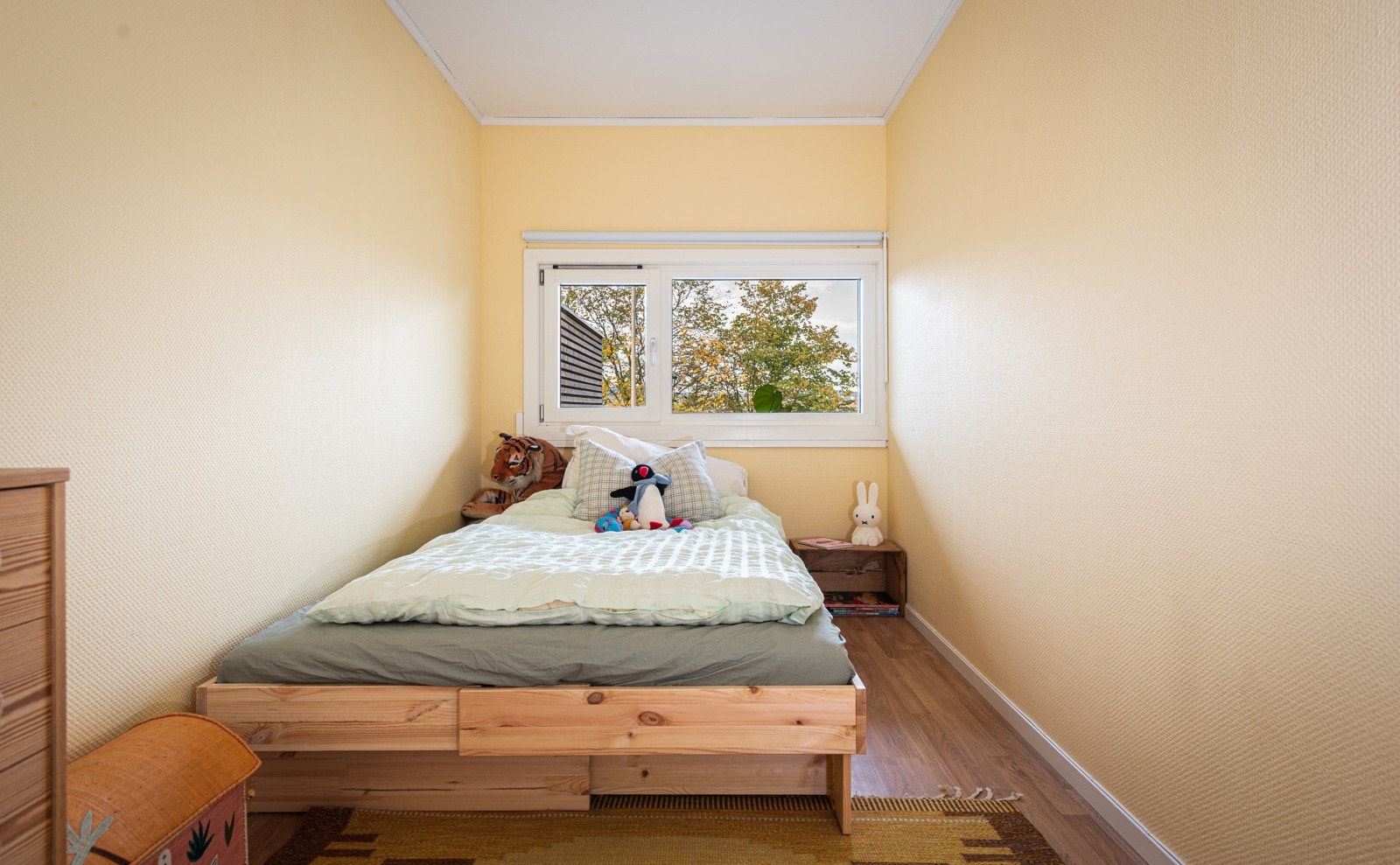 Veggene er malt med linoljemaling som skaper et bedre inneklima og egner seg godt som barnerom. Galleribilde