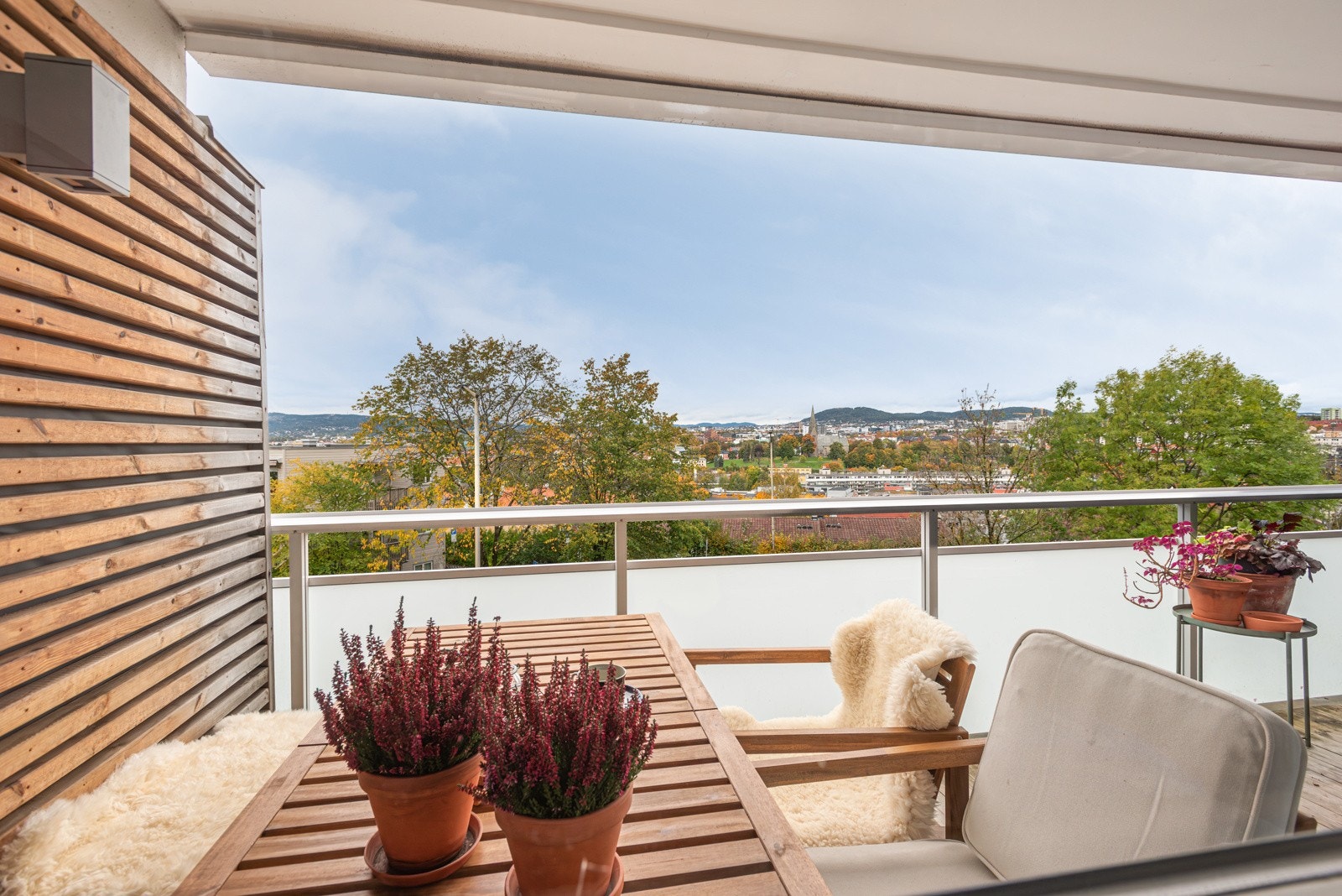 Fra stuen er det direkte utgang til balkong med flott utsikt og lun atmosfære. Galleribilde