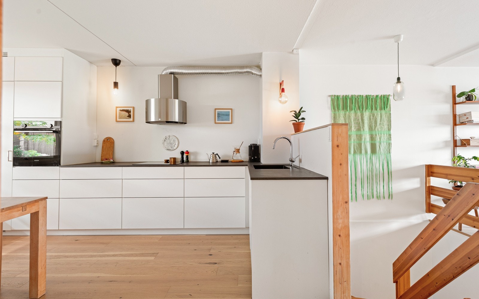 Et moderne KVIK-kjøkken fra 2019 med tidsriktige løsninger, rene linjer og god funksjonalitet Galleribilde