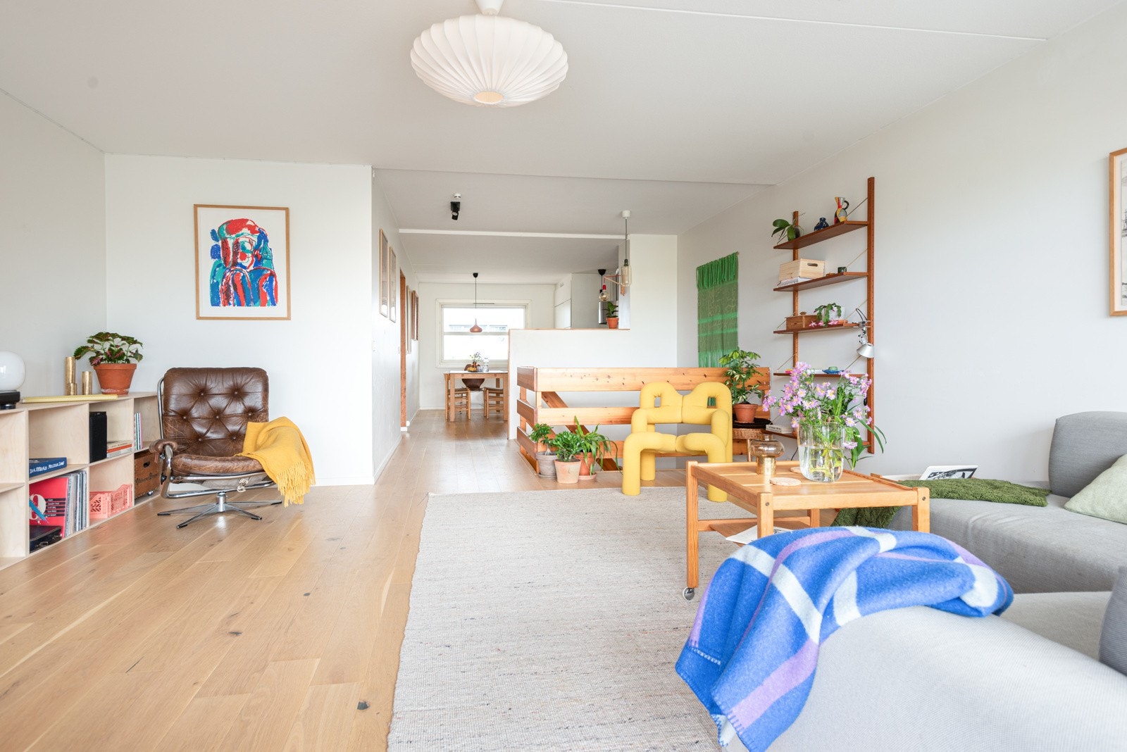 Gjennomgående lys fra begge sider, og varme tredetaljer fra parkett, rekkverk og lister. Galleribilde