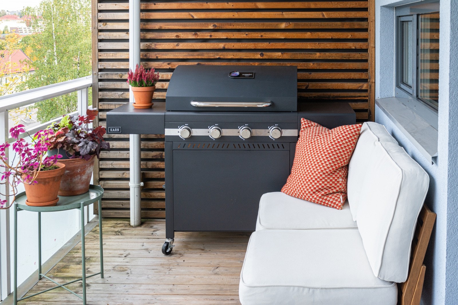 Balkongen har varmelampe som skaper en lun atmosfære - perfekt for sene høstkvelder. Galleribilde