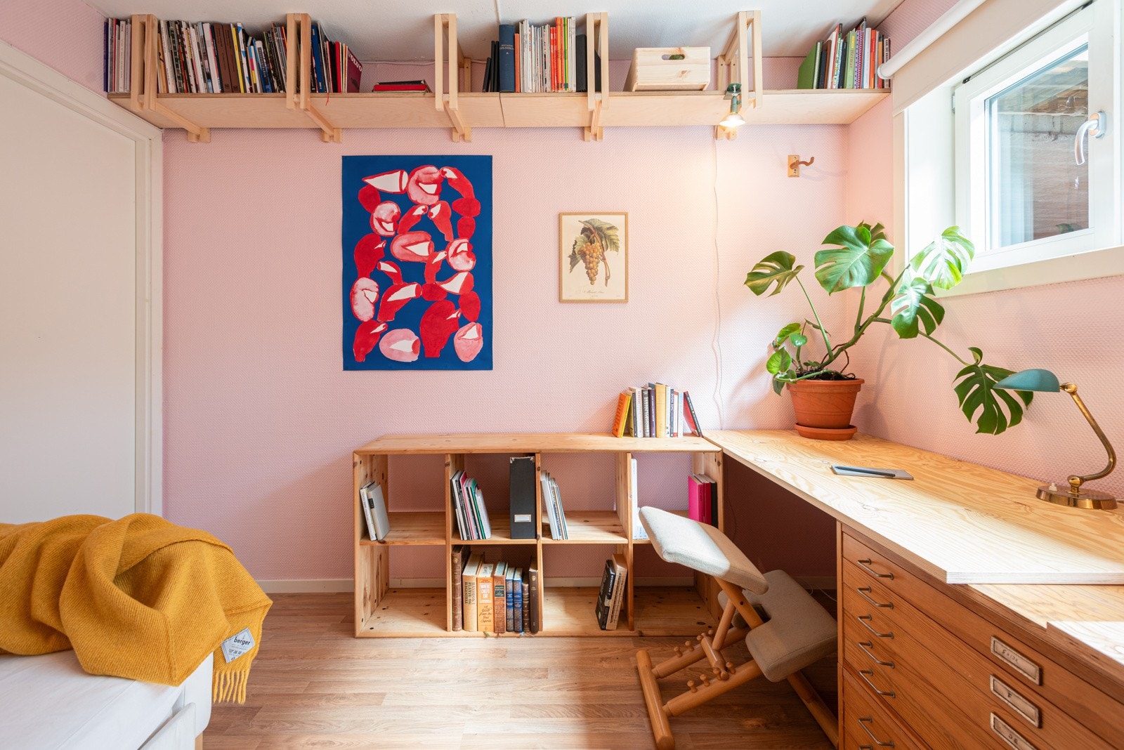 Sydøstvendt vindu slipper inn mye morgenlys og skaper en fredelig atmosfære. Galleribilde