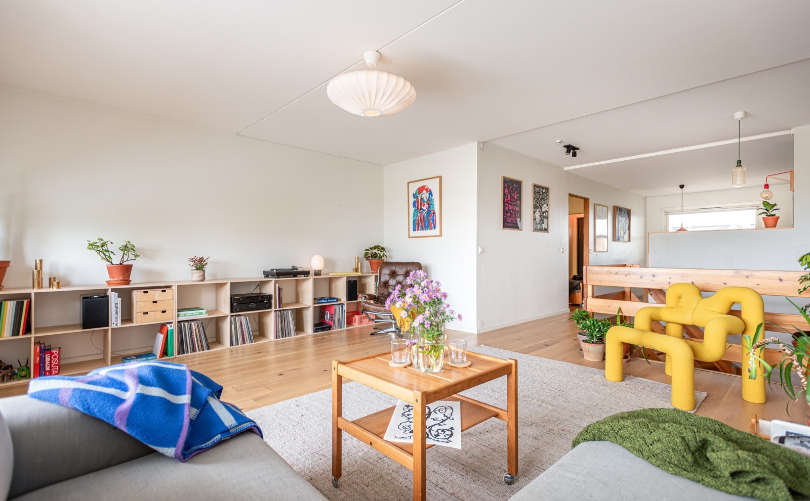 Rikelig med plass til sofagrupper, stuebord, oppbevaring og lenestoler i stuen. Galleribilde