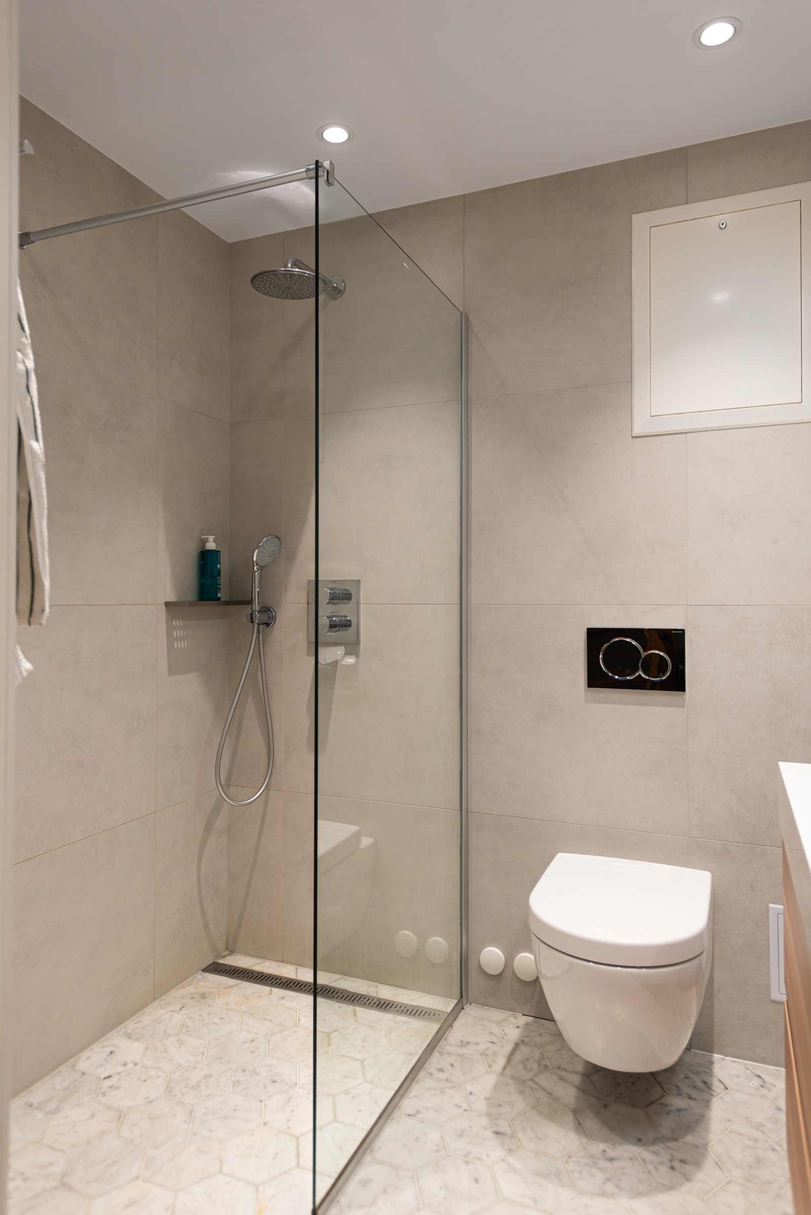 Dusjnisje med innebygd blandebatteri og avlangt designsluk. Galleribilde