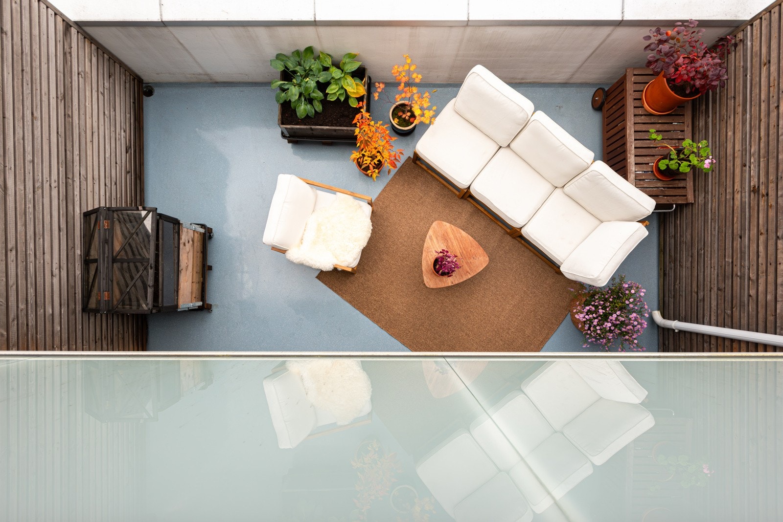 Leiligheten har nordvestvendt balkong på ca. 10,5 kvm og terrasse på ca 23,2 kvm. Galleribilde