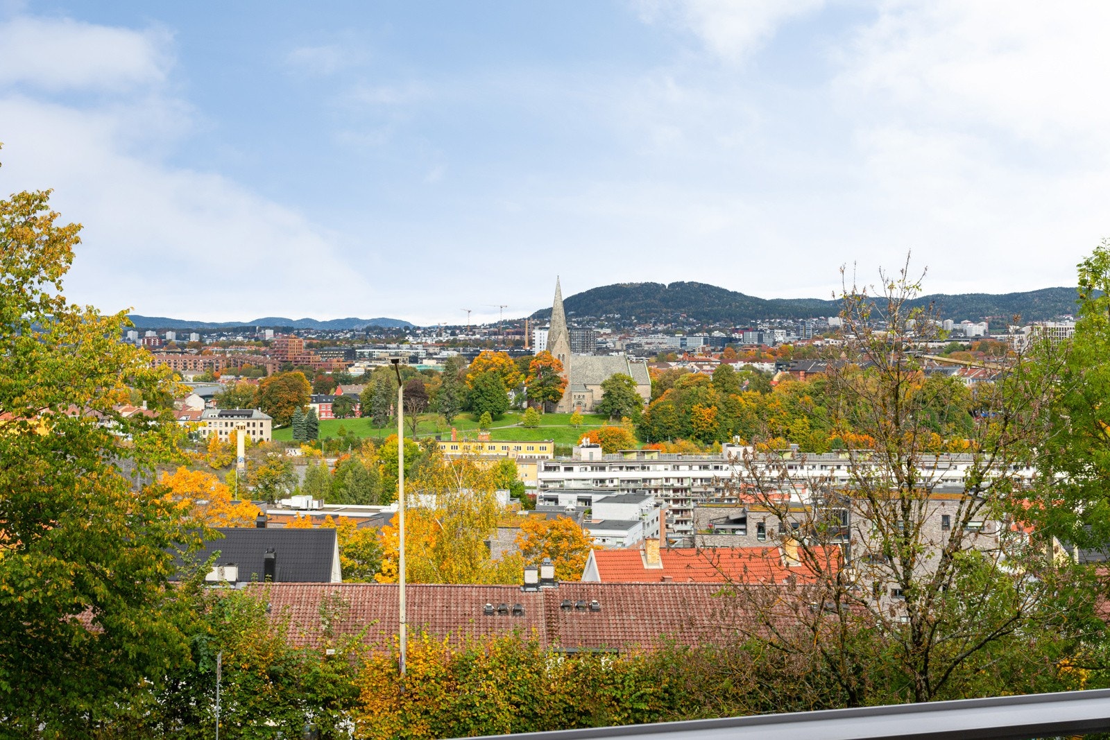Flott utsikt mot Vålerenga kirke og Grefsenkollen i nord. Galleribilde