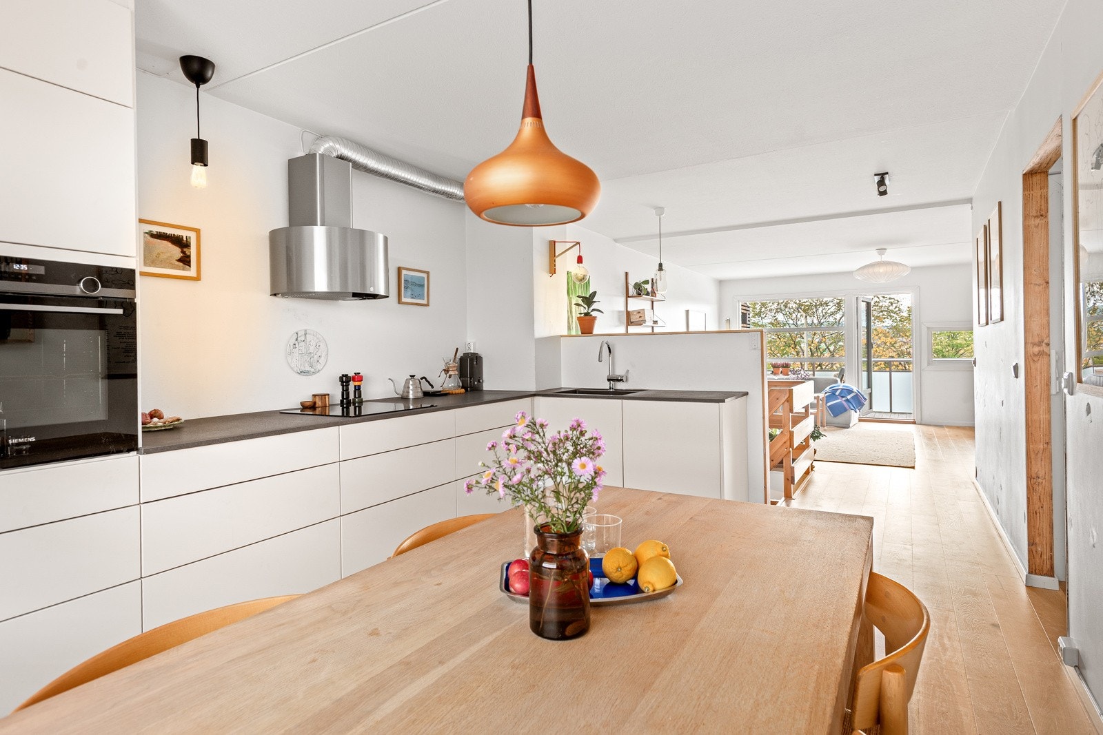 Aleksander Fjeld Andersen v/Privatmegleren Aksept har gleden av å ønske velkommen til Valhallveien 9! Galleribilde