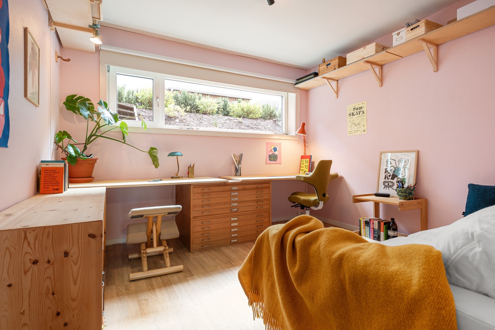 Soverom nr. 3 er vendt inn mot baksiden av bygget med utsikt rett mot din egne lille hageflekk. Galleribilde