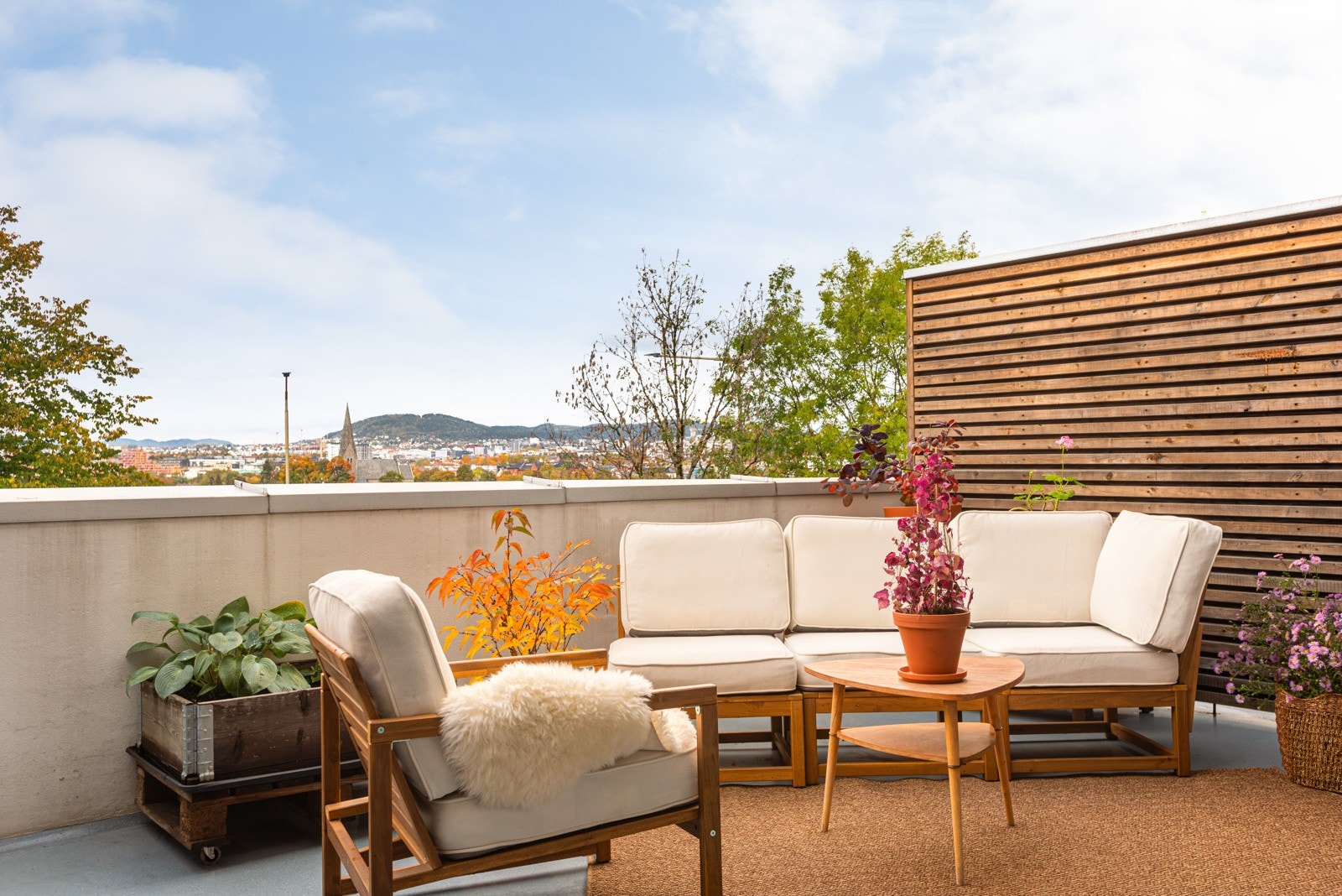 Her er mulighetene mange, med god plass til utemøbler, planter, dyrking i pallekarmer og kanskje et lite barnebasseng. Galleribilde