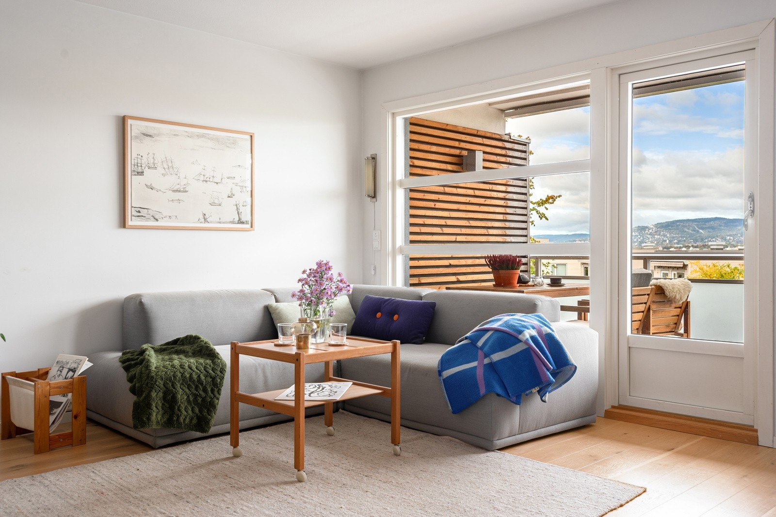 Lys, åpen og innbydende stue med store vindusflater som slipper inn rikelig med dagslys og skaper en luftig atmosfære. Galleribilde