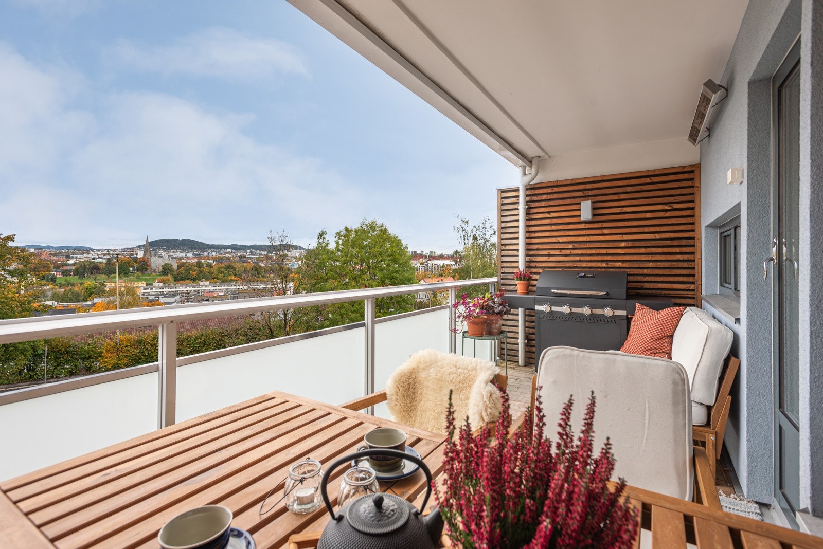 Her kan du samle venner og familie og nyte den fantastiske utsikten - også utover sensommeren, takket være varmelampen. Galleribilde