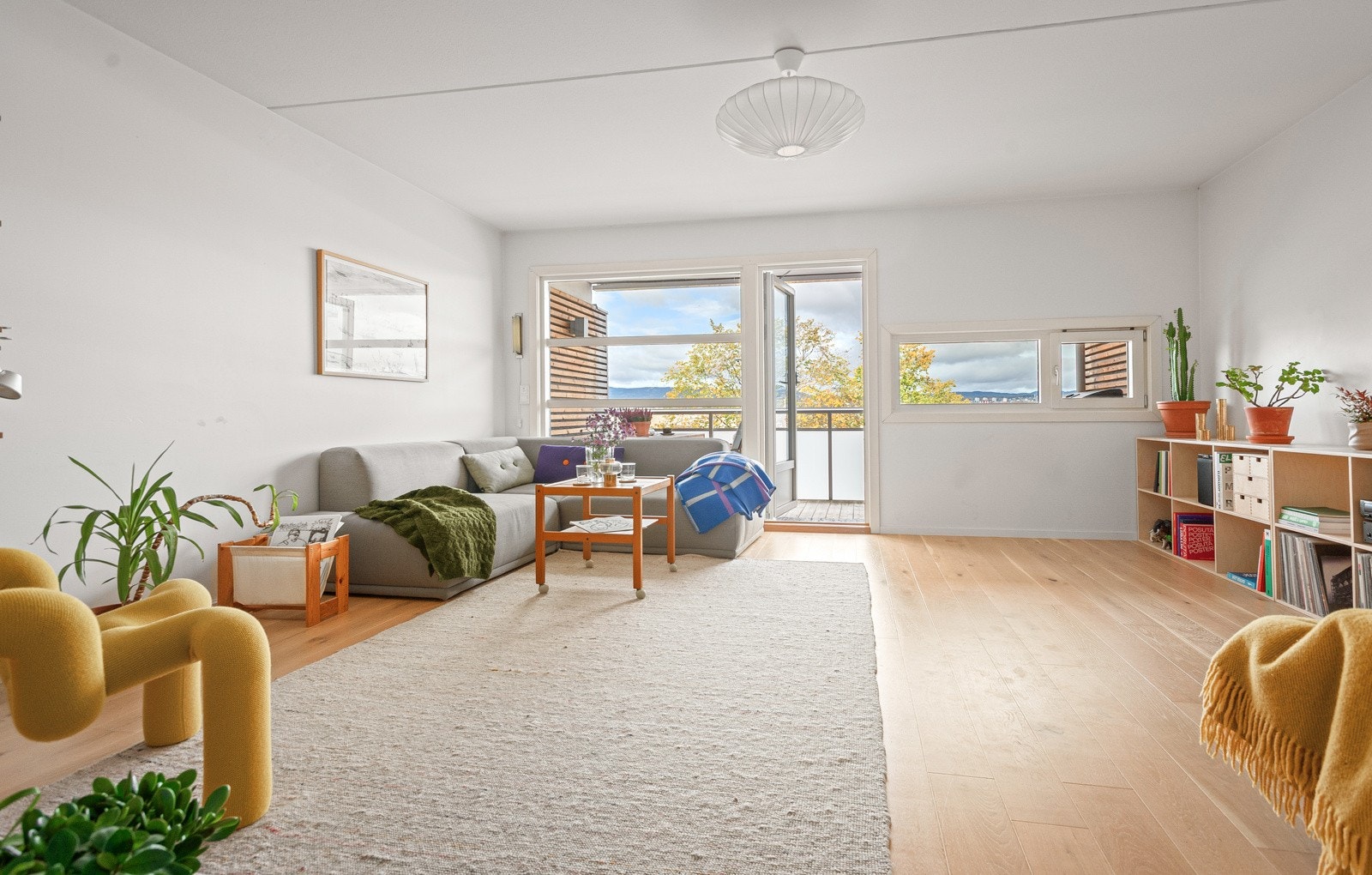 Stor, lys og romslig stue med utgang til en av to balkonger. Galleribilde