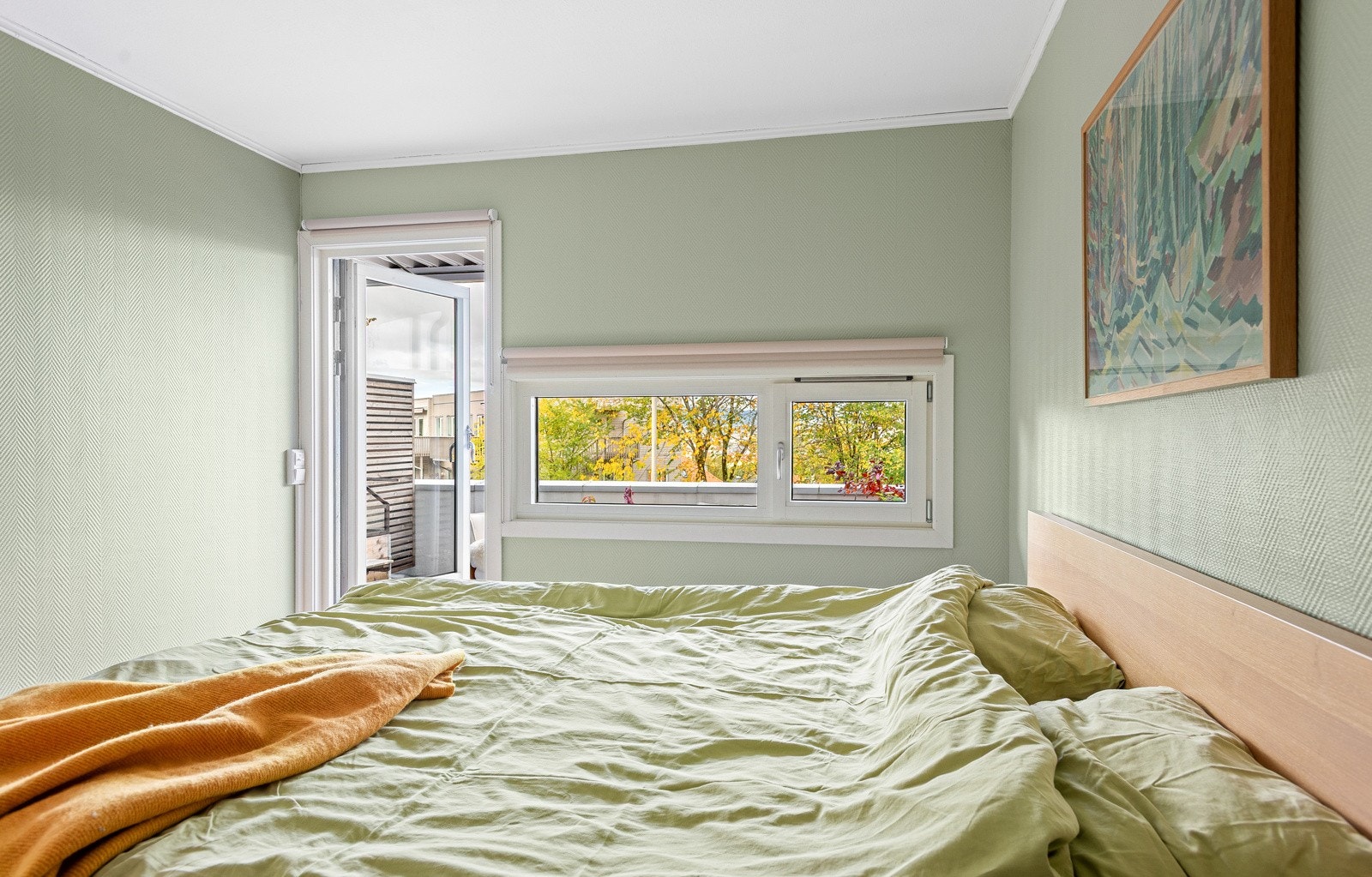 Her kan du våkne til morgenlyset som strømmer inn fra terrassen og gir en rolig start på dagen. Galleribilde