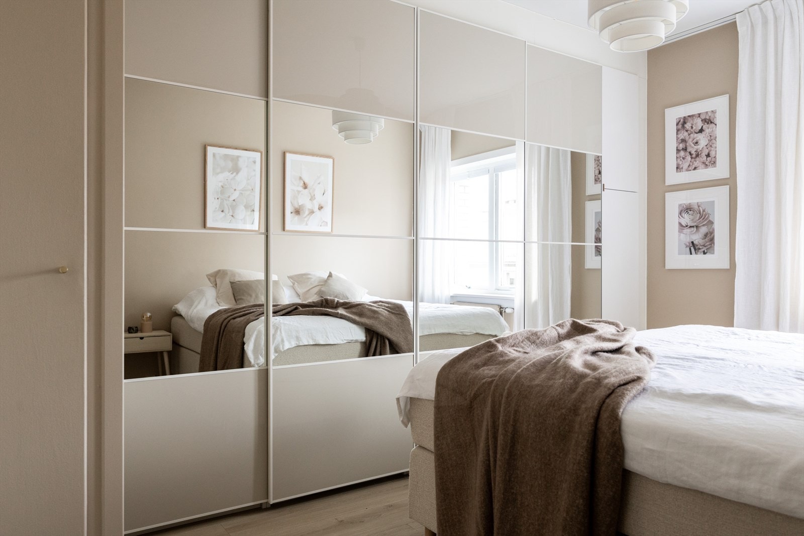 Videre er det rikelig med oppbevaringsplass i skyvedørsgarderoben. Galleribilde