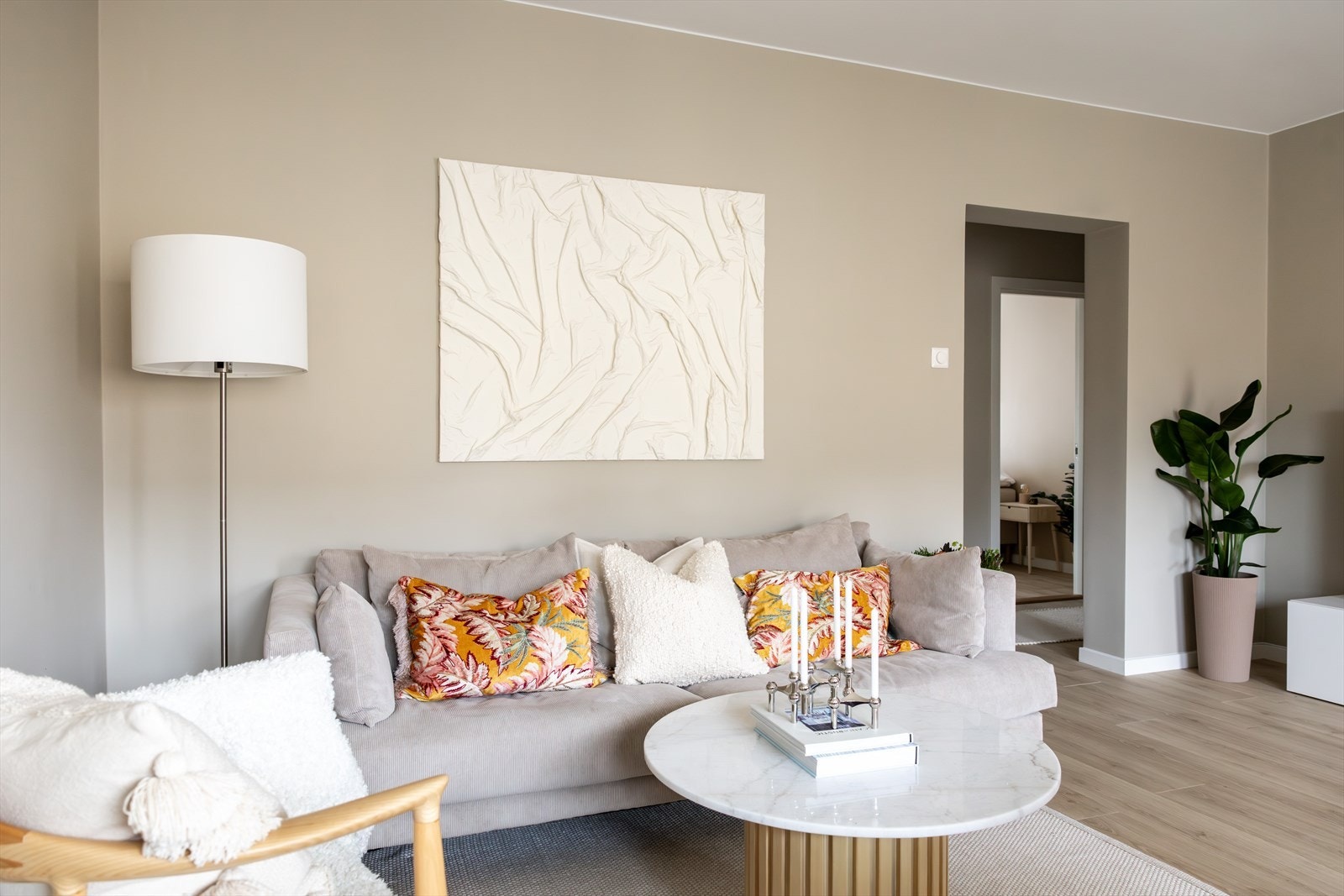 Gulvet er belagt med flott parkett, og overflatene er malt i delikate og lyse fargetoner. Galleribilde