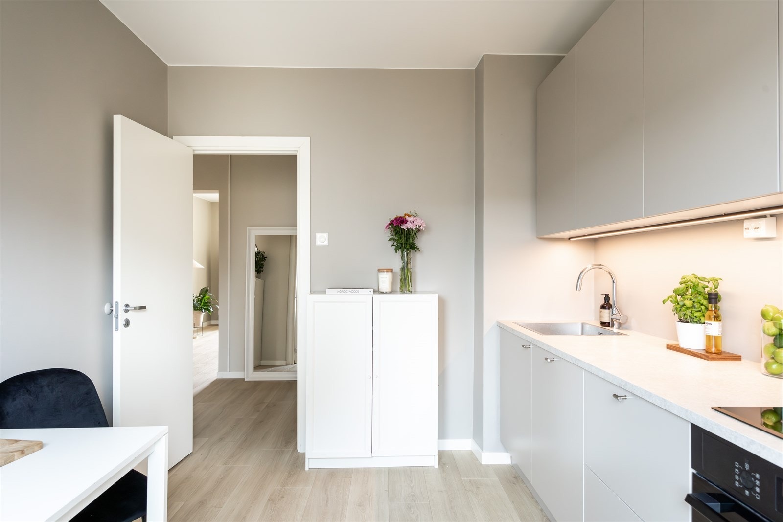 Videre er kjøkkenet utstyrt med integrert induksjonstopp, stekeovn, oppvaskmaskin og kjøl/fryseskap. Galleribilde