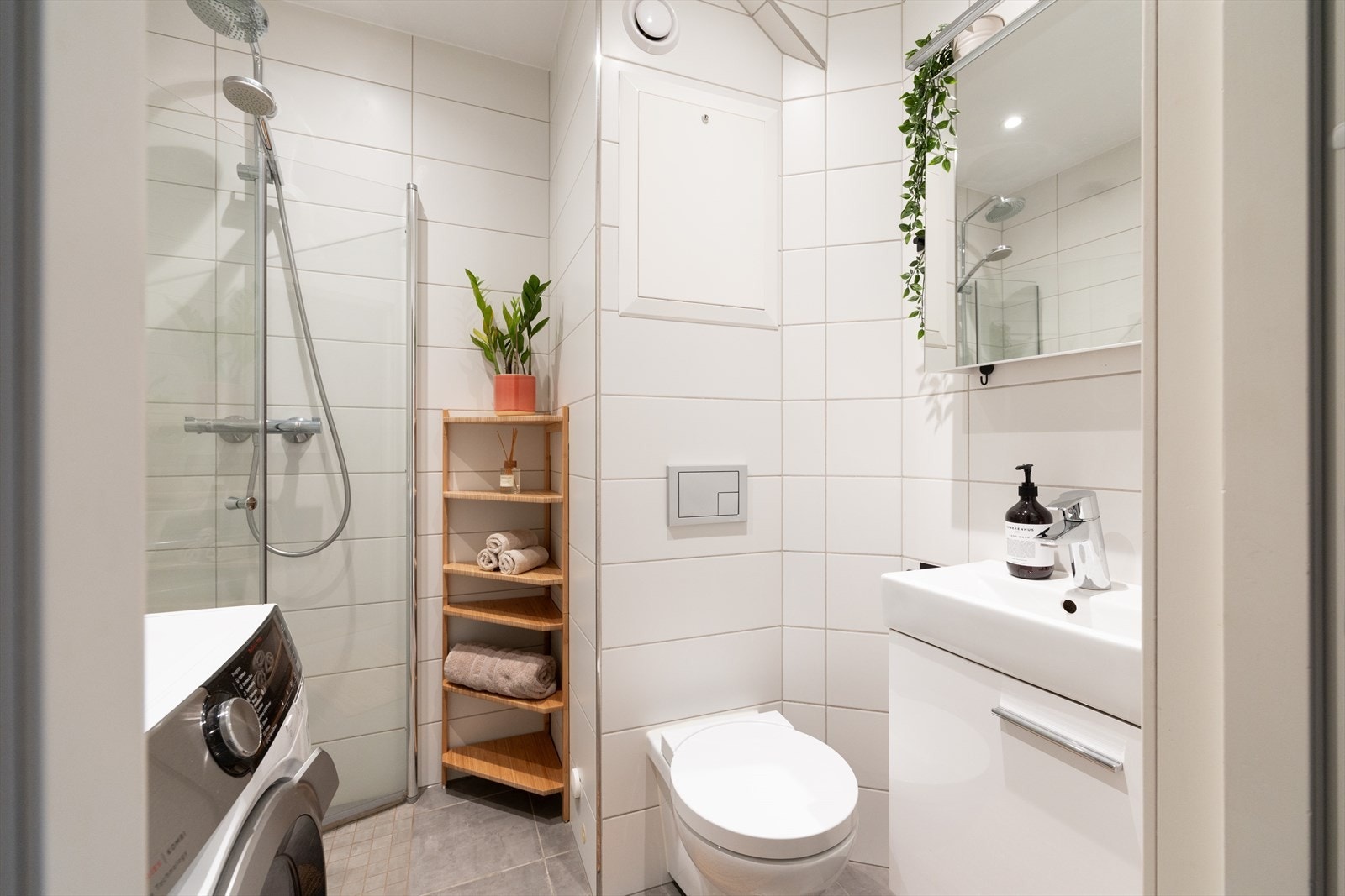 Pent og lyst baderom med elektrisk gulvvarme, pusset opp i regi av borettslaget i 2017. Galleribilde