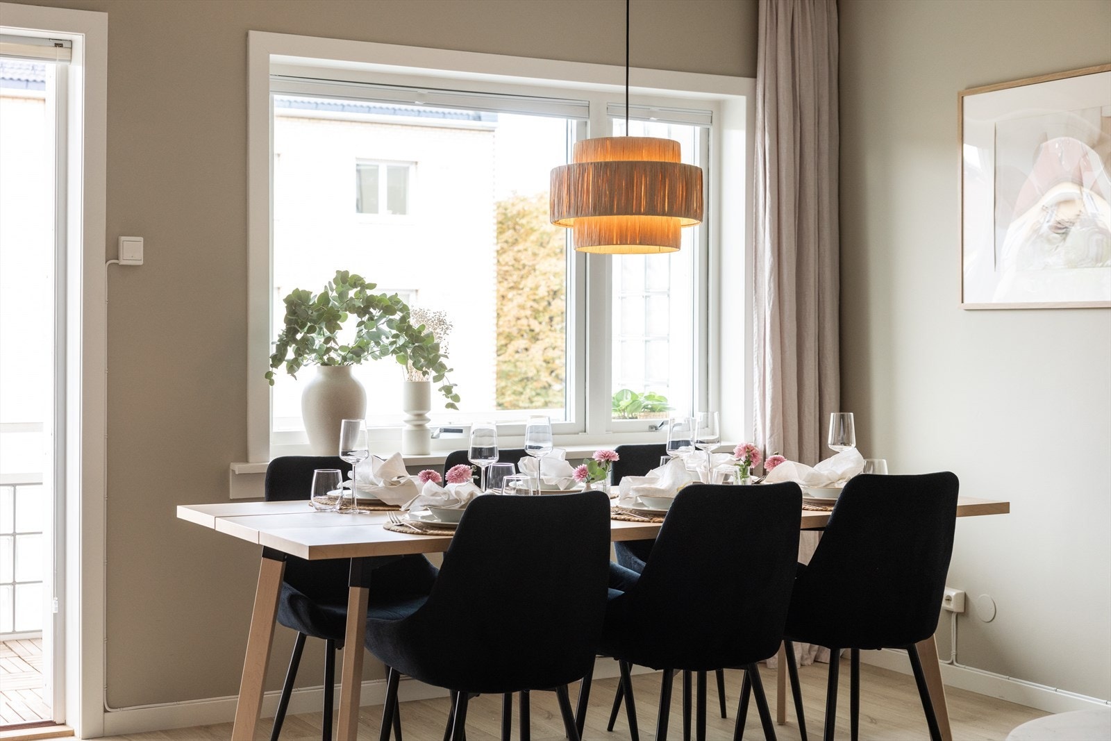 Fra stuen er det utgang til en balkong på 6 kvm. Galleribilde