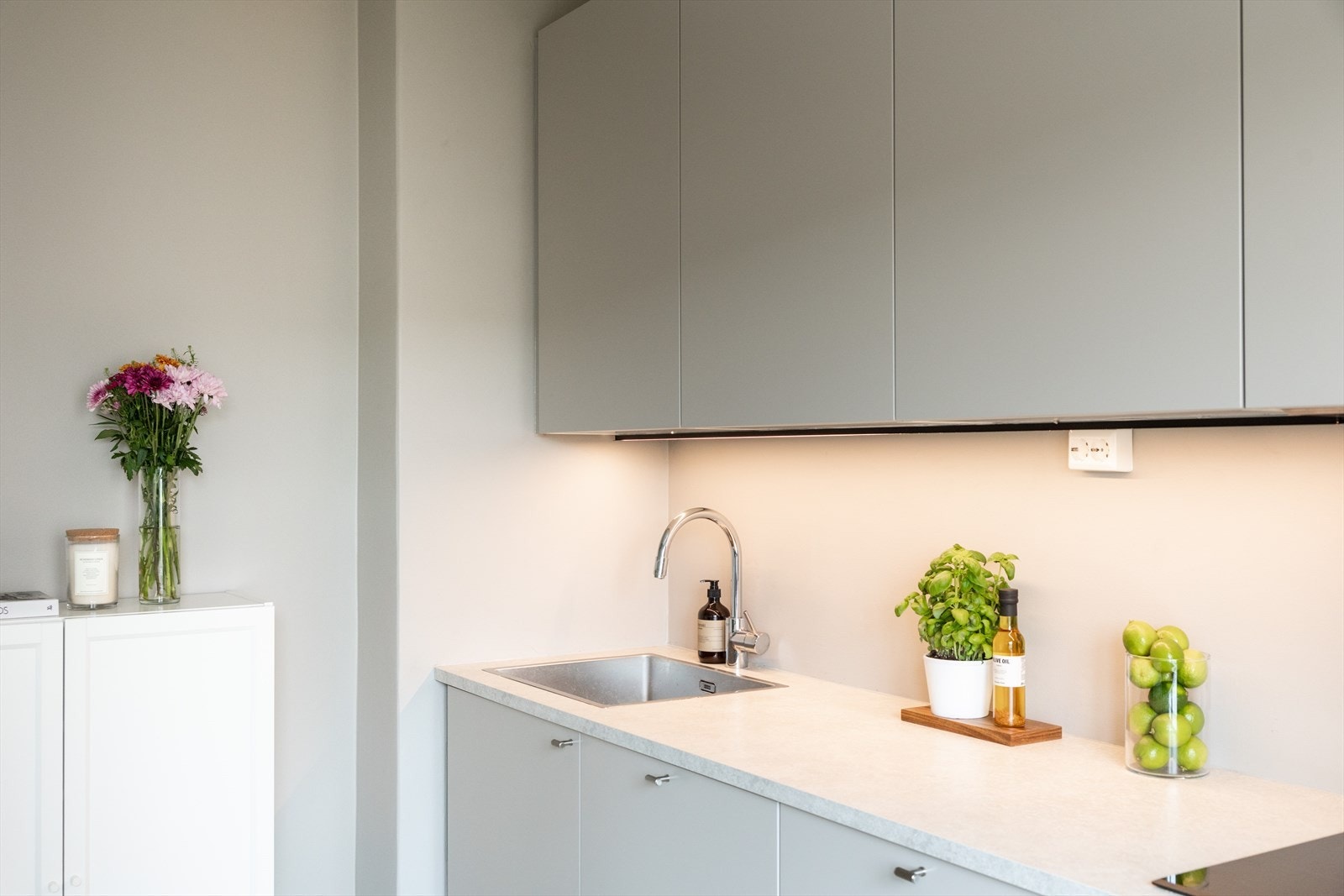 Kjøkkenet er tilpasset på en god måte med rikelig skap- og benkeplass. Galleribilde