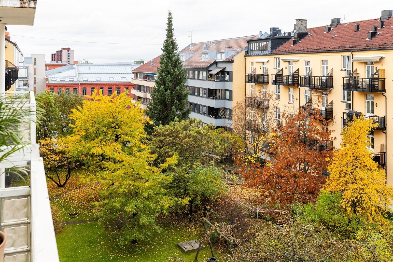 Grønt og frodig utsyn fra balkong. Galleribilde
