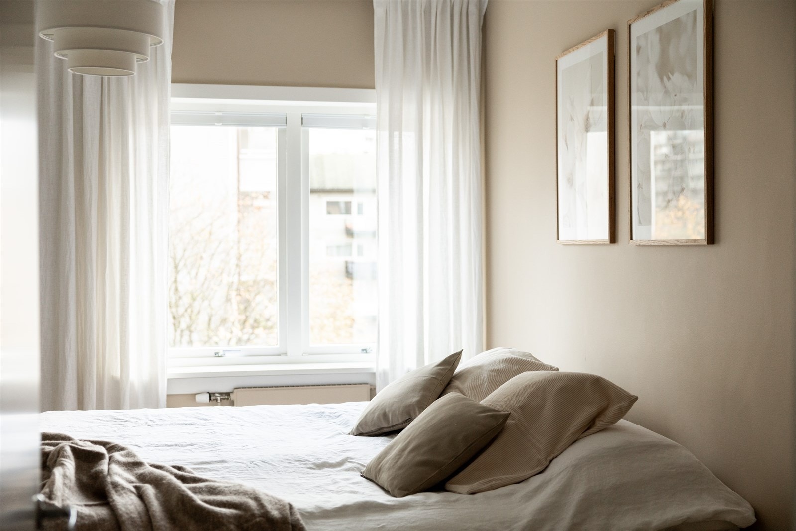 Den duse fargetonen og de store vindusflatene gir rommet en lun følelse. Galleribilde