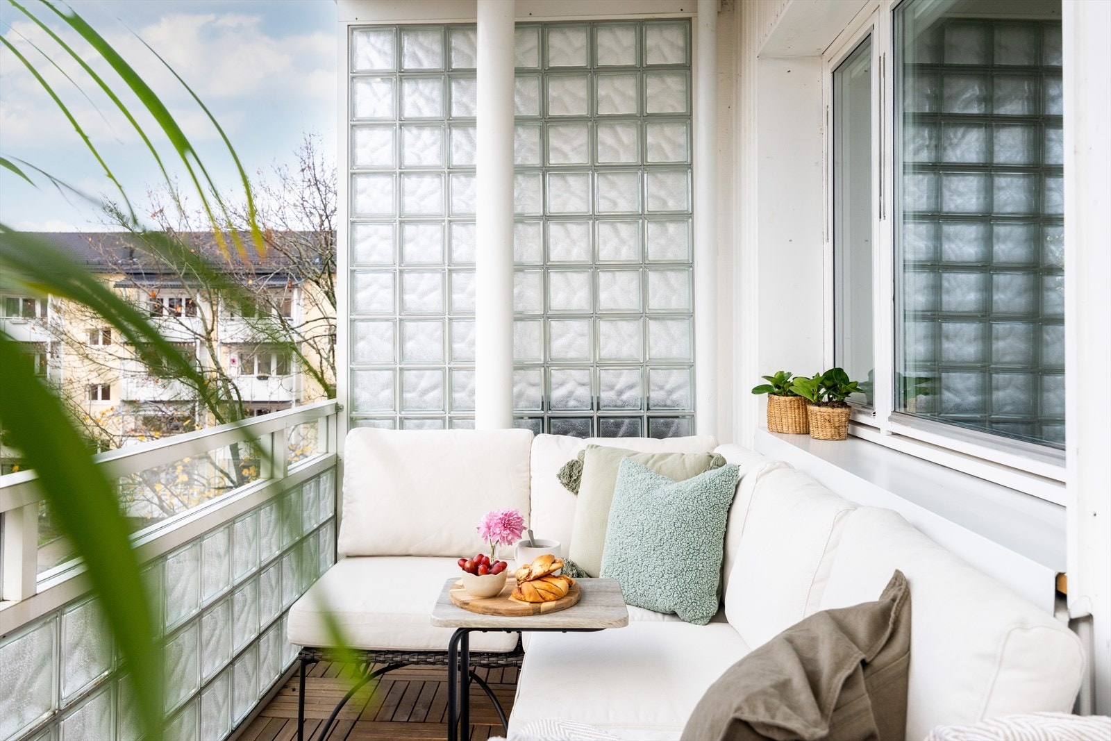 I vår- og sommerhalvåret blir balkongen en naturlig forlengelse av stuen. Galleribilde