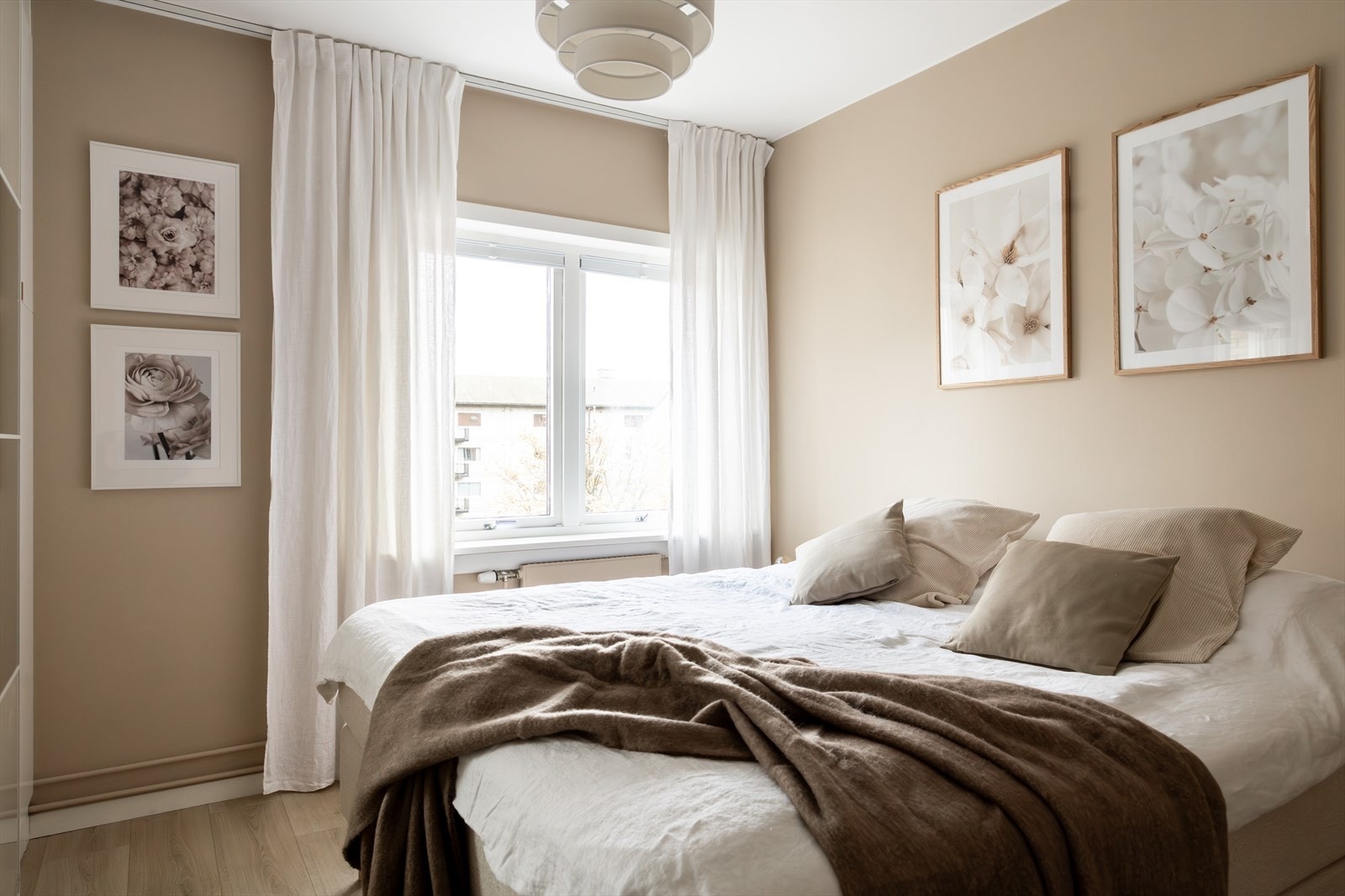 Soverommet er av god størrelse med plass til dobbeltseng, nattbord og tilhørende møbler. Galleribilde