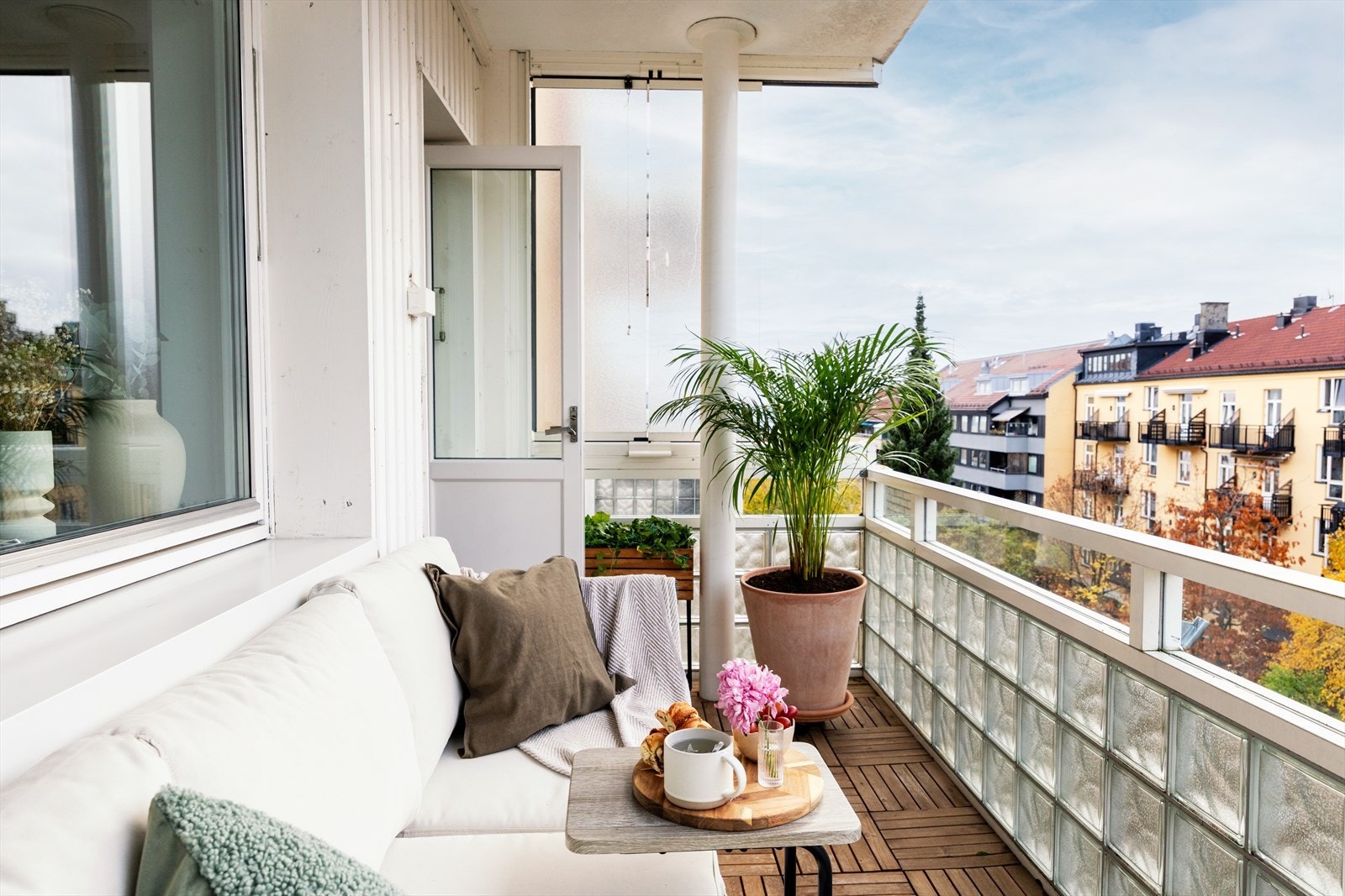 En smakfull og flott 2-roms leilighet med solrik balkong og meget attraktiv beliggenhet. Galleribilde