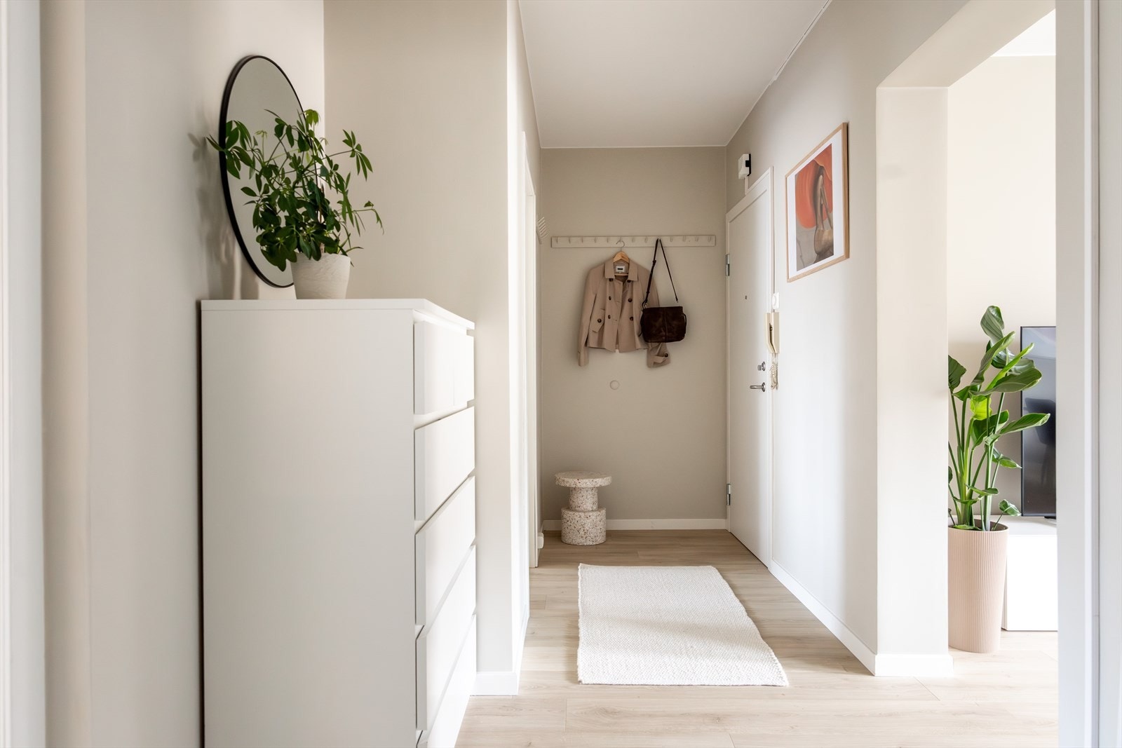 Leiligheten har en behagelig og romslig entré med gode oppbevaringsmuligheter. Galleribilde
