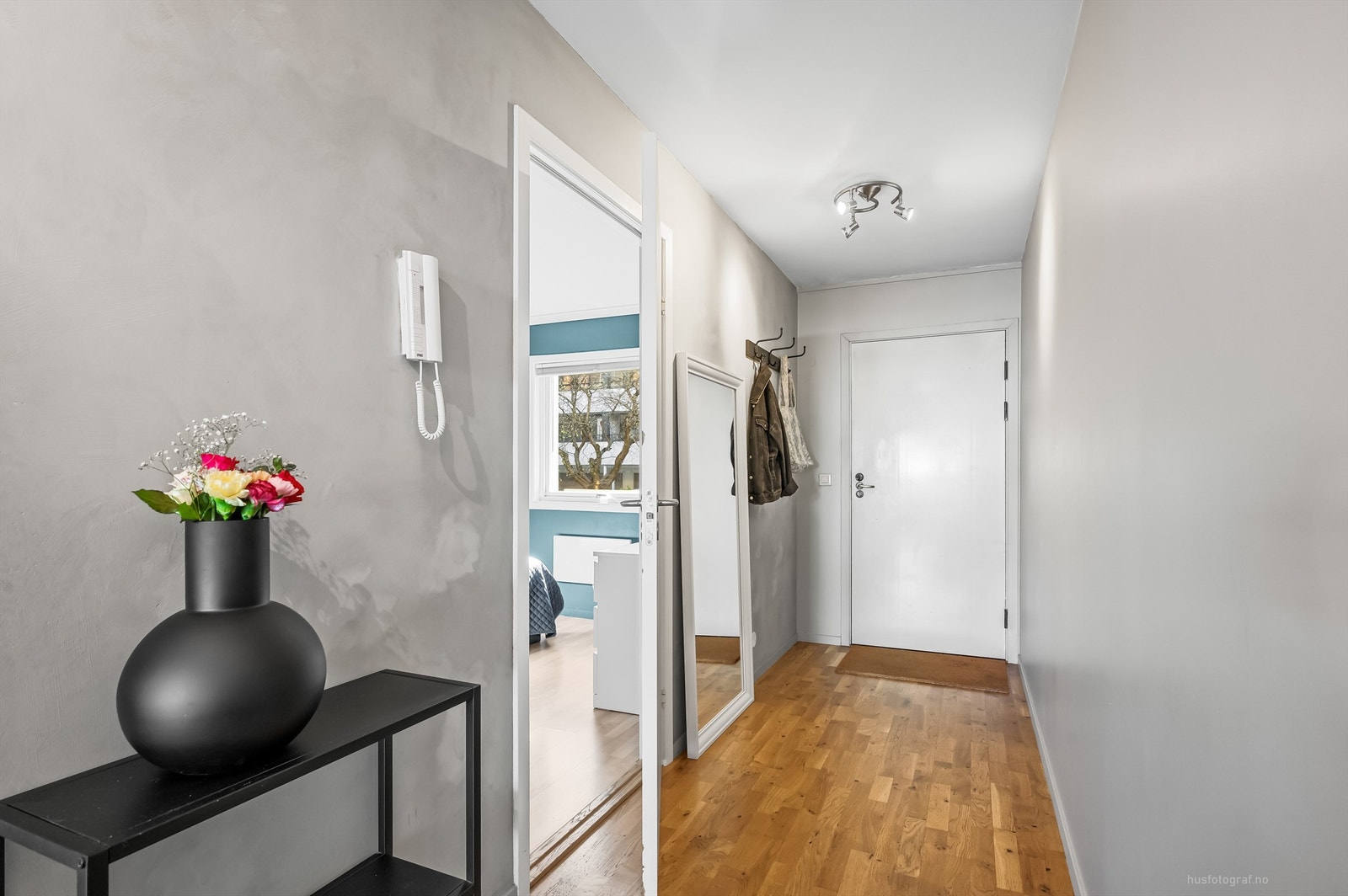 Entré med dørcallinganlegg som har åpnerfunksjon Galleribilde