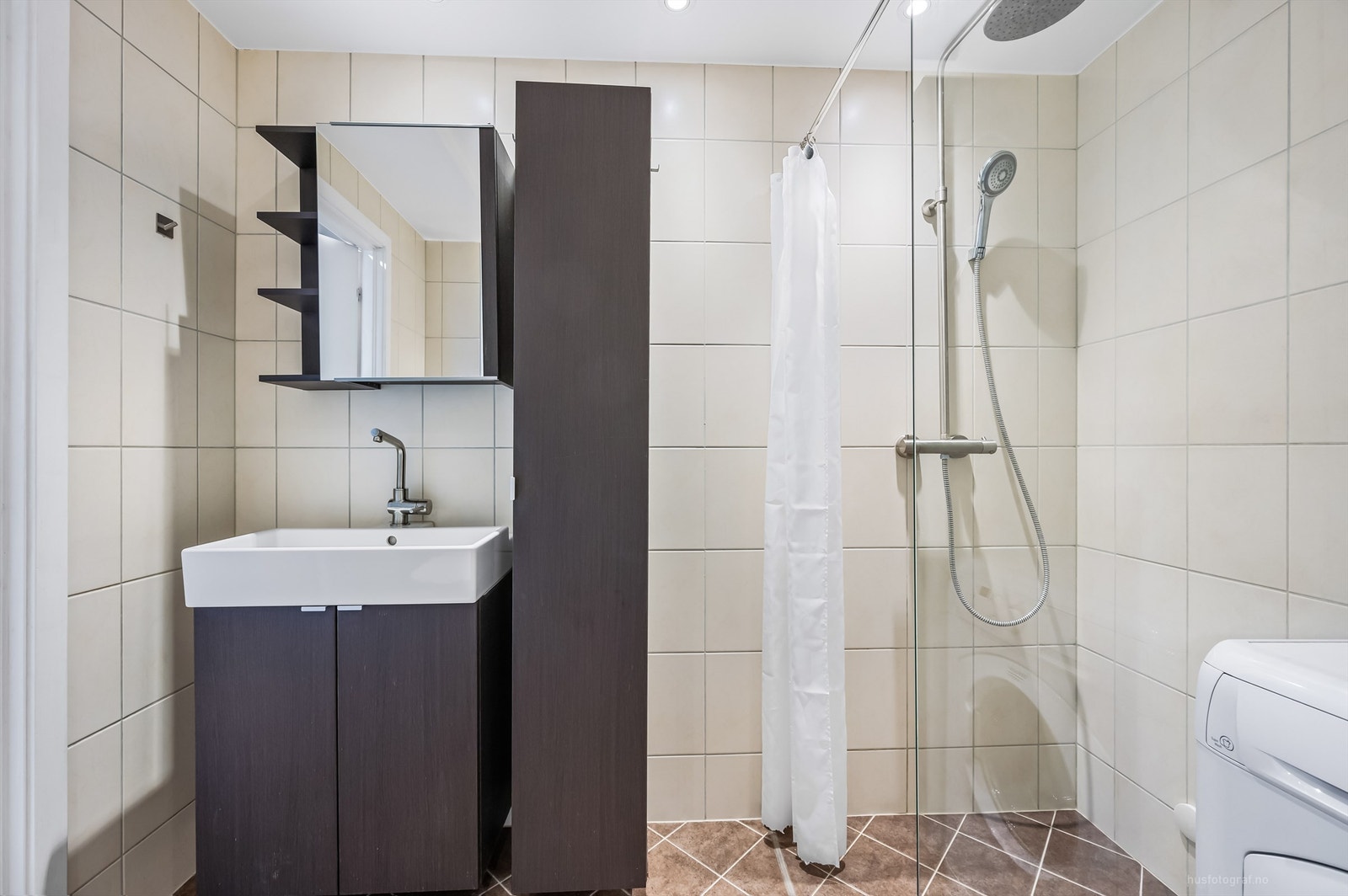 Flislagt bad fra 2014 med downlights i tak og gulvvarme Galleribilde