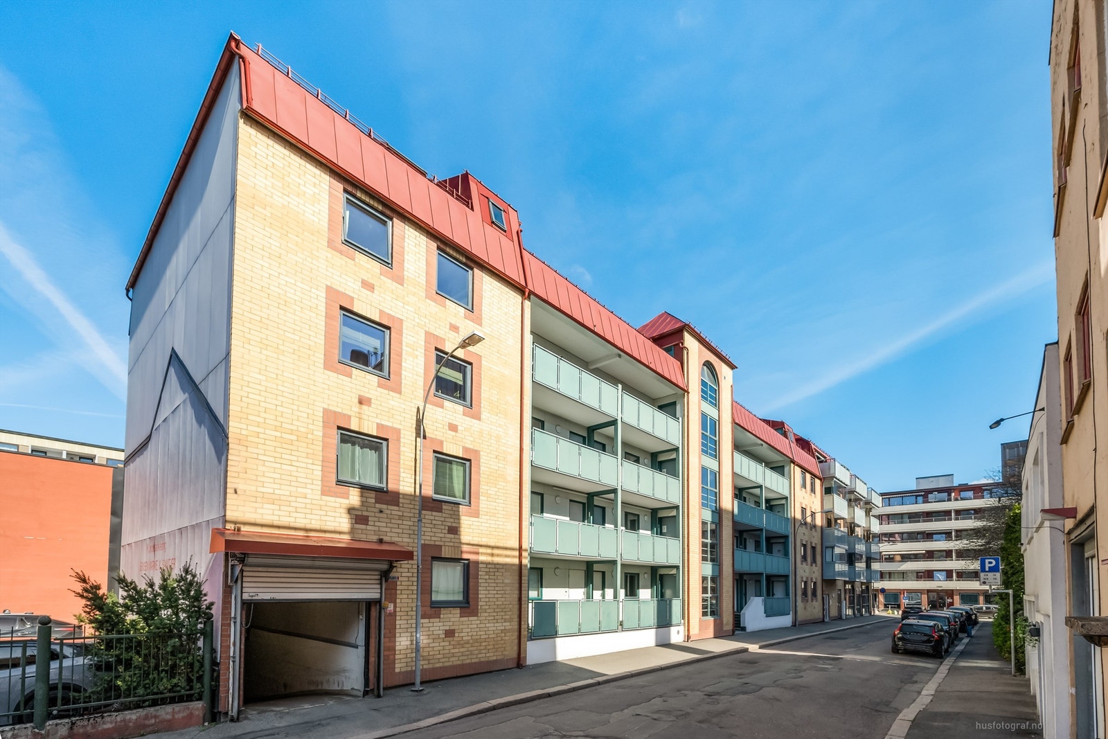 Felles inngangsparti med videre heis- og trappeadkomst til felles svalgang - videre er det adkomst til leilighetens etasjeplan (1. etasje) Galleribilde