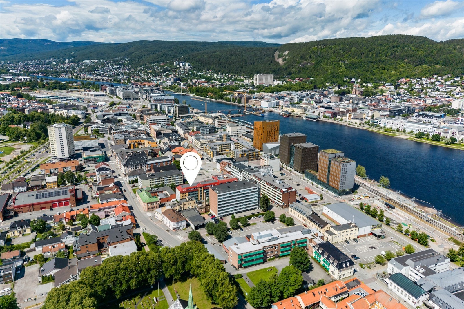 Strømsø Torg er kun få minutters gange unna og det er ca. 10 minutters gange til Bragernes Torg Galleribilde