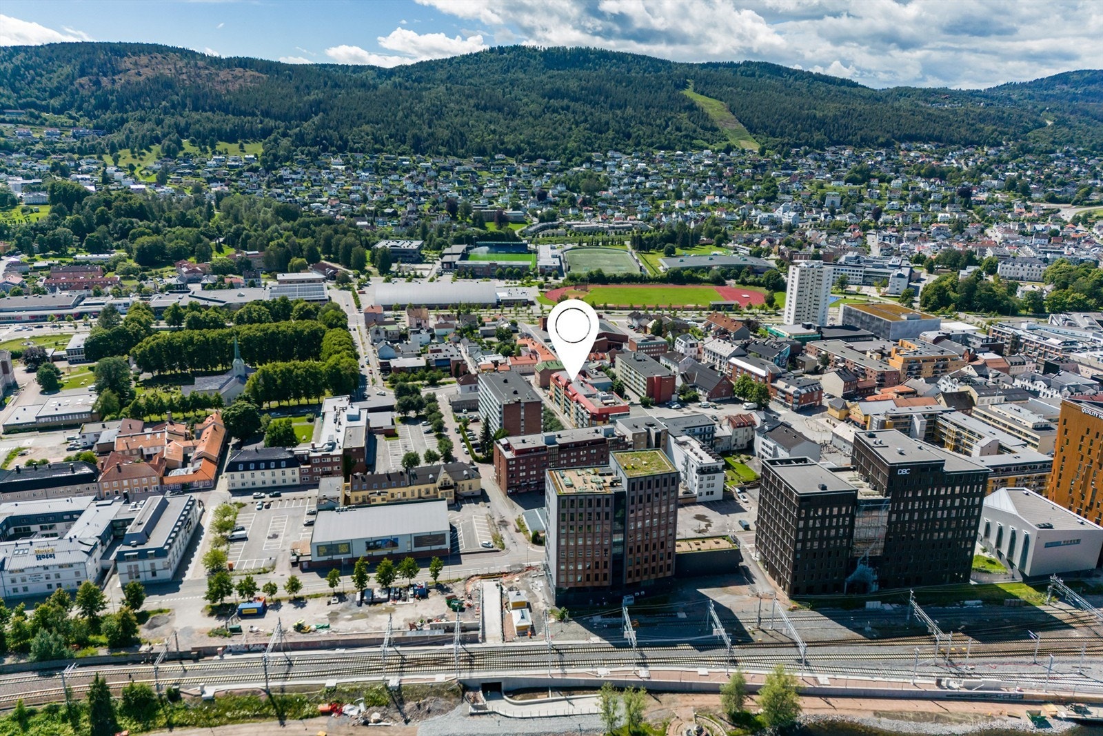 Gangavstand til elvepromenaden, Strømsø kjøpesenter, Drammens flotte bibliotek, Union Brygge/Papirbredden med Universitet i Sørøst-Norge m.m. Galleribilde