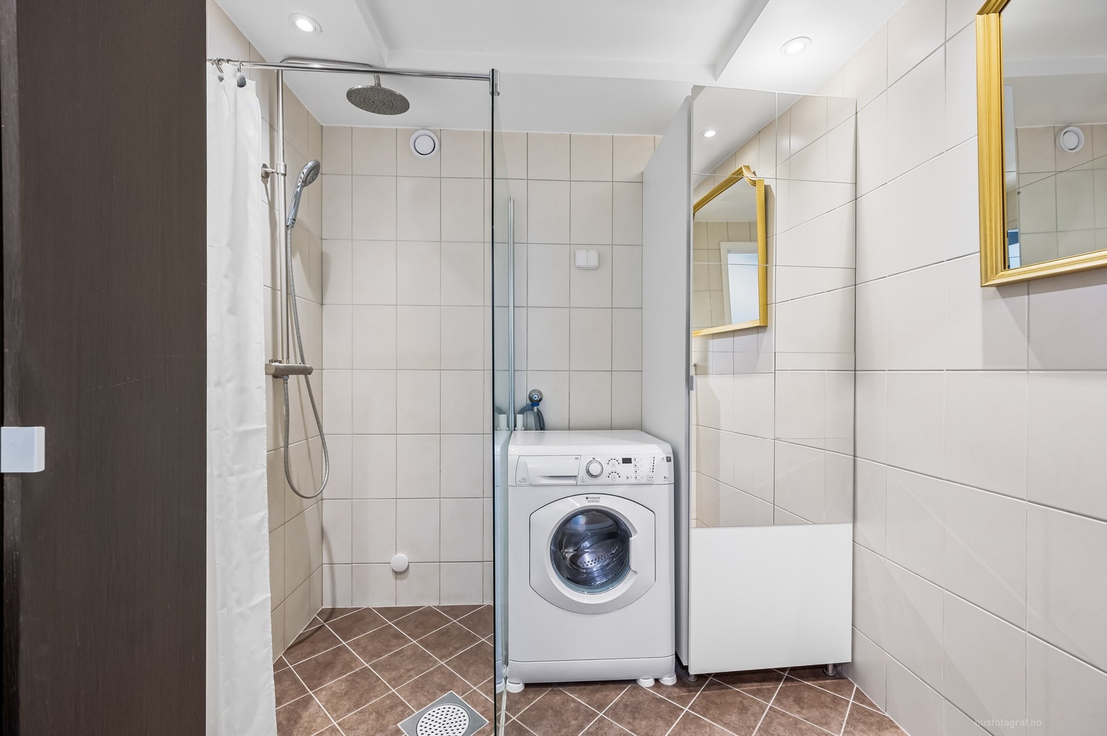 Badet har medfølgende vaskemaskin Galleribilde
